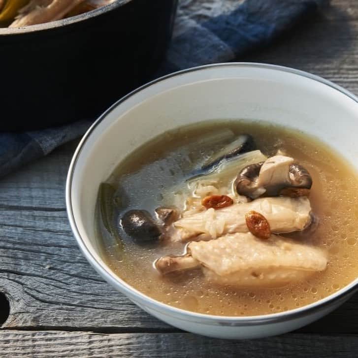 Coleman Japanのインスタグラム：「＼冬キャンプにおすすめレシピ！／  韓国鍋の定番「サムゲタン🍲 」。ダッチオーブンでコトコト煮込んで、うまみがたっぷり！身体もポカポカ🤗 ・ コールマンの簡単アウトドアレシピ公開中🍳 ▶️お手軽サムゲタン https://bit.ly/3fCEVs3 ・ ・ ・ #灯そうColeman #灯そうコールマン #灯そう #Coleman #コールマン #Camp #キャンプ #Outdoor #アウトドア #アウトドア料理 #アウトドア飯 #キャンプ飯 #キャンプご飯 #キャンプ料理 #キャンプごはん #アウトドアレシピ #キャンプレシピ #私のコールマン #私のコールマンレシピ #ダッチオーブン #ダッチオーブンSF #ツーバーナー #サムゲタン #冬キャンプ」