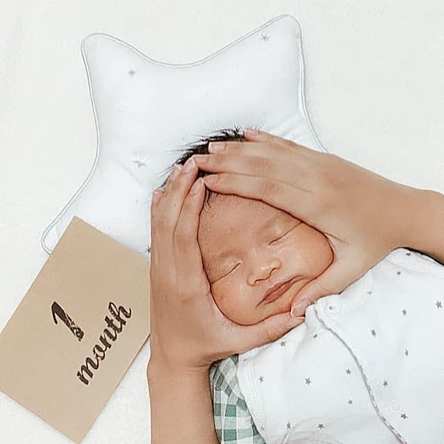 ayacasuのインスタグラム：「* * * 今日は悠陽👶🏻1ヶ月検診でした🕊 * 体重2635g → 3974g 身長48.7cm → 51.7cm * ほぼ母乳で4kg近く大きくなってくれた♡ 先生におしっこ飛ばしちゃうほど元気で🤣 母子ともに健康で言うことなし！！と言われ一安心です☺️🎵 * かなり酷めな乳児湿疹も経験したし 痙攣のような症状で一晩入院したり 色々心配だらけやったけど😅 毎日がバタバタでこの1ヶ月が一瞬に思えた🐥 重さや表現の仕方で悠陽👶🏻の成長も感じるし 自分もママなんやなぁって少しずつやけど 成長してるのがわかる🤱🏻❤️ * もう少しでおうちに帰るね🏠 育メンパパ👨🏽が待ってるよ😏笑 * 悠陽おにぎり🍙可愛すぎてついやってしまった🥺❤️ * * 👶🏻 ☑︎頭と首がしっかりしてきた ☑︎寝かけてる時に良くケラケラ声出して笑う ☑︎髪の毛と目が茶色 ☑︎手足の力が強くなった ☑︎良く泣くようになった ☑︎おしゃべりする ☑︎睫毛と眉毛が伸びてきた ☑︎顔の湿疹な大分治ってきて頭皮と首に湿疹ができた ☑︎ミルクを飲む時首を振る ☑︎抱っこ寝から置くと起きる ☑︎伸びる時に手がピクピクなる ☑︎夜23時〜2時くらいまで覚醒 ☑︎よくうなる ☑︎おでこの産毛が抜けてきた ☑︎授乳クッションで揺らすと寝る ☑︎両手挙げて寝る時は爆睡 * 👩🏼 ☑︎尾てい骨と内太腿痛くて歩き方🐧 ☑︎右の方が母乳よく出る ☑︎悪露は減ったり増えたり ☑︎産後にできた正中線まだ消えず ☑︎便秘気味で人生初の下剤服用 ☑︎体重後5kgが落ちない * * * #1ヶ月検診 #赤ちゃんおにぎり #赤ちゃんのいる暮らし #赤ちゃんのいる生活 #男の子ベビー #男の子ママ #関西ママ #令和2年ベビー #第一子 #出産 #親バカ #welcomebaby #10月生まれベビー #10月生まれ男の子 #幼児 #初ママ #新米ママ #生後1ヶ月 #あやかすベビー #新ママ #乳児湿疹 #プレママ #出産報告 #育児日記 #成長記録 #カクレモモジリ #ママリ #秋生まれベビー #マンスリーフォト #月齢フォト」