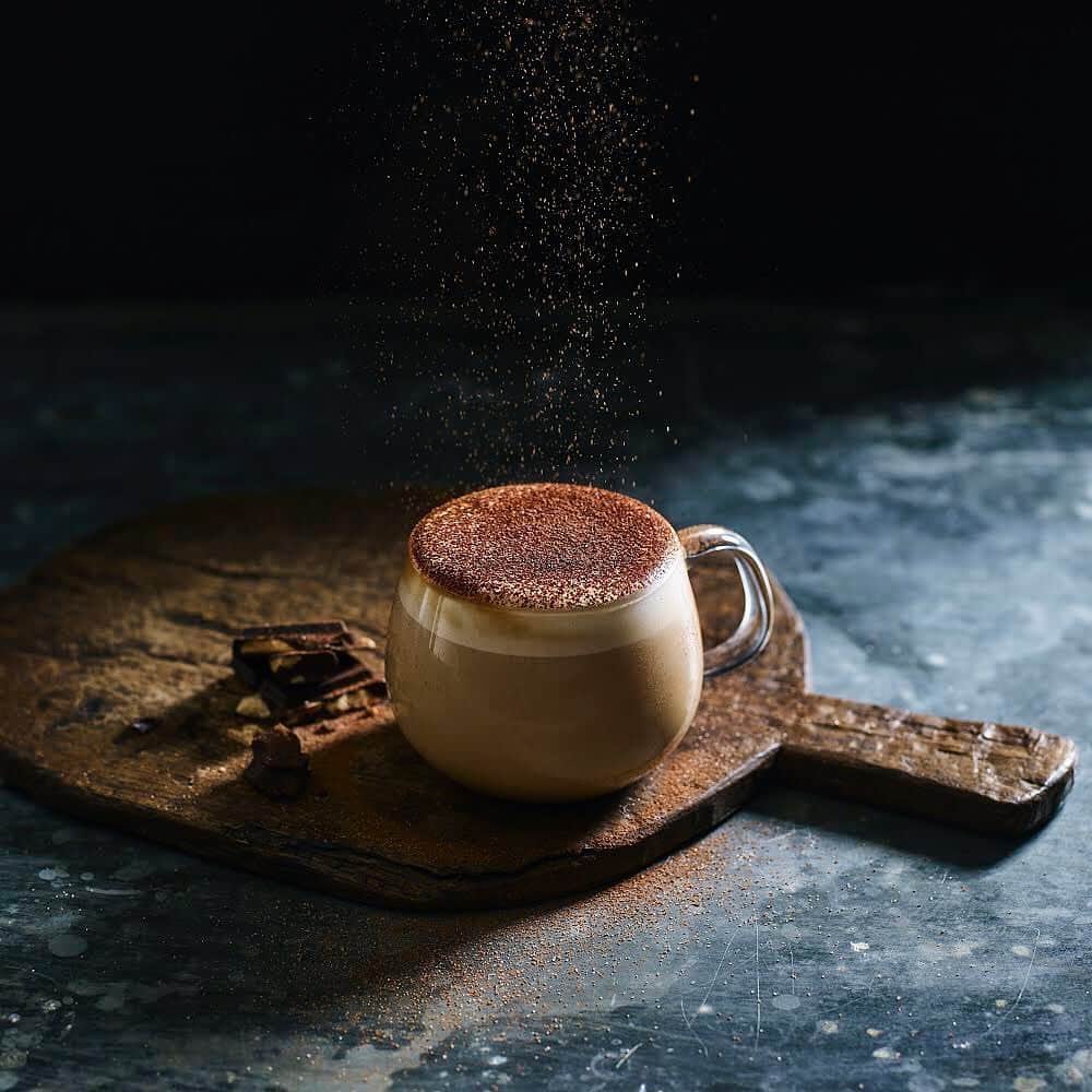 De'Longhi Sverigeのインスタグラム：「Fira in första advent i helgen med en julig cappuccino ☕️ Pudra lite pepparkakskryddor och stick ner en kanelstång i skummet och njut 🎄 #delonghi #seriousaboutcoffee #kaffekärlek #coffeelove」