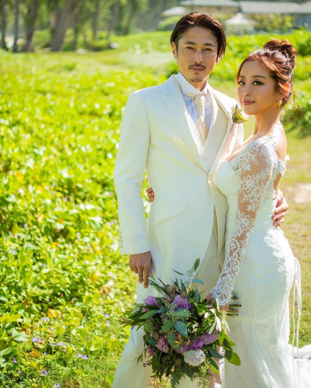 のインスタグラム：「結婚式から一年💐🕊✨  最愛の主人がプレゼントしてくれた、最高に幸せな人生の1ページ👩‍❤️‍💋‍👨📖 　 毎日が有り難くて、幸せ🙏❤️✨  ・・・ 　 #love #happy #family #HusbandandWife #wedding #weddingceremony #hawaiiwedding #結婚式 #感謝  #throwback」