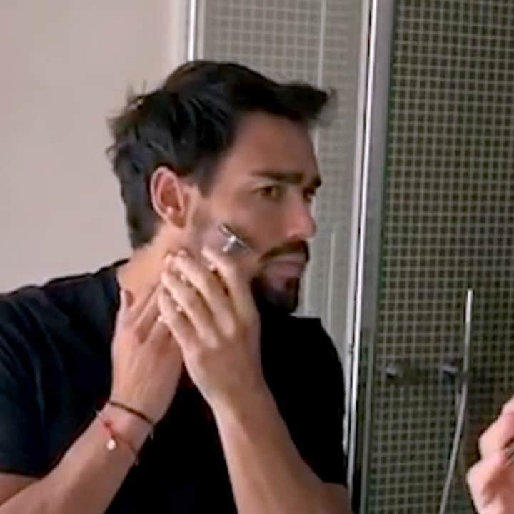 ファビオ・フォニーニのインスタグラム：「Un King ha tutto sotto controllo, soprattutto quando deve disegnare le linee della sua barba. Per questo io ogni giorno uso il gel da rasatura trasparente e il rasoio di sicurezza King C Gillette @kingcgillette_italia #stylelikeaking #ad」