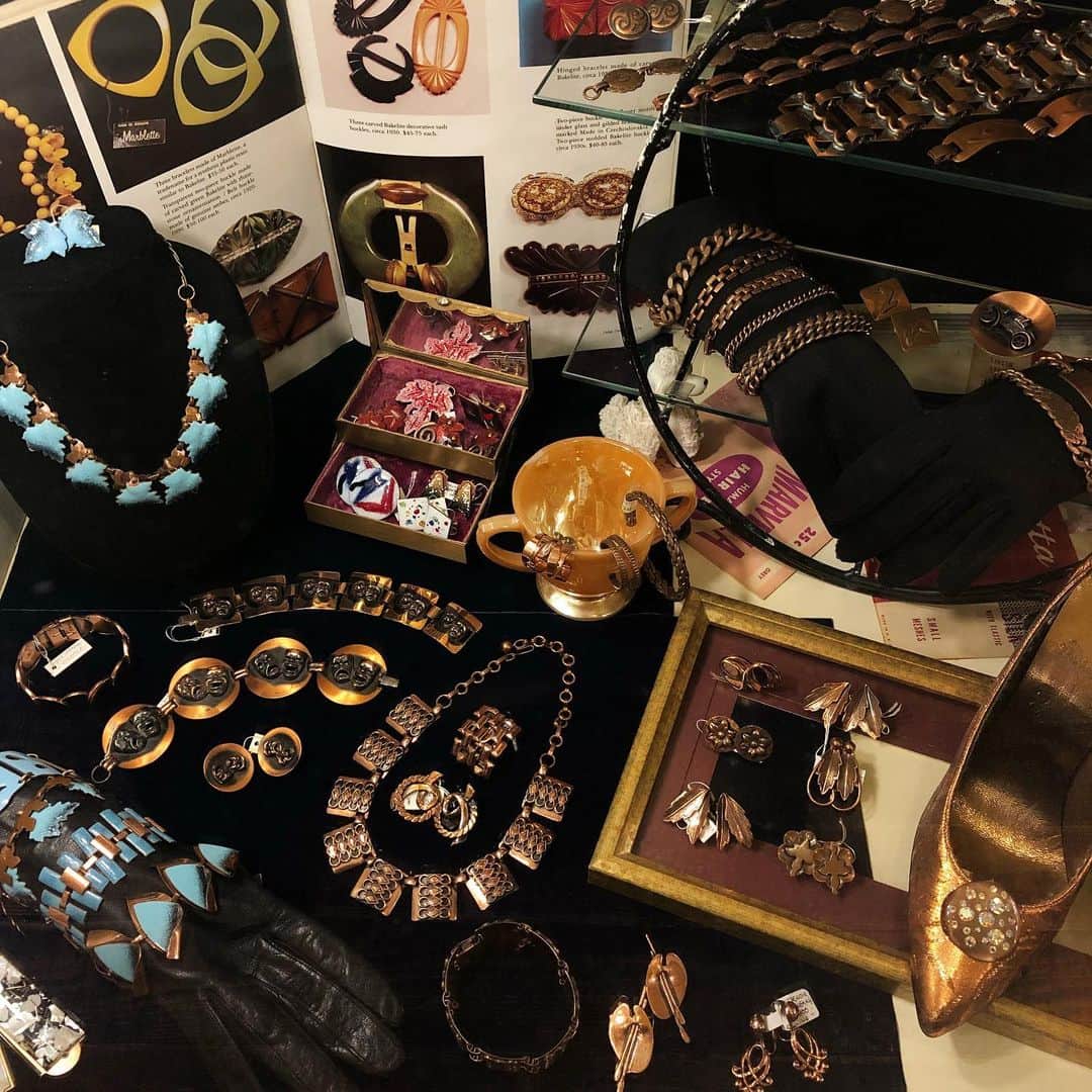 NUTTY Vintage&Collectibleのインスタグラム：「=NEW DISPLAY=  ☑︎vtg copper jewelry  NUTTYにはお洋服だけでなく数え切れないほどのヴィンテージジュエリーも取り揃えております＊  いつもの装いにプラスワン！カパージュエリーを取り入れて重厚感のある上品なムードに仕上げる秋の装いも素敵ですよ🍂  ＊週末も皆様のご来店をお待ちしております＊  💌DMよりお問い合わせ/通販承っております💌  ------------------------------------ 🛍NUTTY通販について🛍 ------------------------------------- ＜ONLINE STORE＞ VINTAGE▶︎http://nutty.theshop.jp/ USED SELECT▶︎https://nuttyselect.official.ec/ （プロフィールページURLよりjump🕊） ㅤㅤㅤㅤㅤㅤㅤㅤㅤㅤㅤㅤㅤ ＜VIDEO CHAT SHOPPING＞ テレビ電話をお繋ぎして、リアルタイムでご案内いたします。詳細は過去の投稿をご覧ください。」