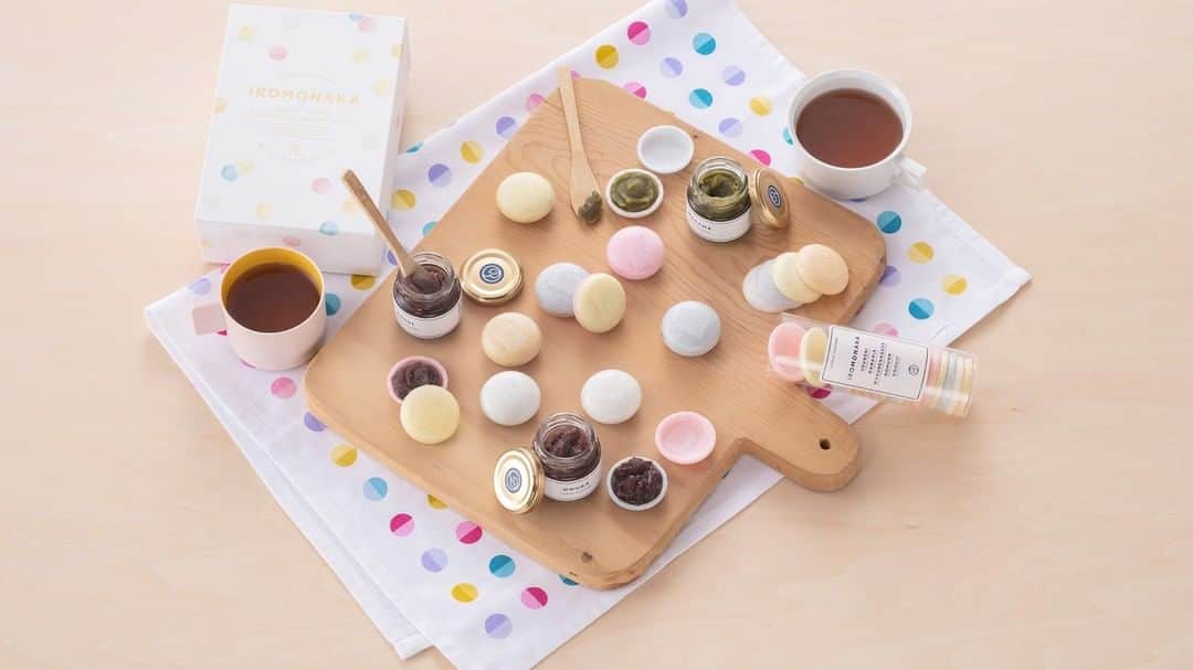 Kawaii.i Welcome to the world of Tokyo's hottest trend♡ Share KAWAII to the world!さんのインスタグラム写真 - (Kawaii.i Welcome to the world of Tokyo's hottest trend♡ Share KAWAII to the world!Instagram)「🍰Nope, these aren't macarons.  They're traditional Japanese sweets called monaka crafted with a  modern twist. You can get them at @tsuruya.yoshinobu_wagashi, a confectionary store in Kyoto that has been around since 1803!  Choose from three different kinds of bean paste to sandwich between the wafers.  Shop name: Tsuruya Yoshinobu Address:  Nishifunahashi-cho, Imadegawadori Horikawanishiiru, Kamigyo-ku, Kyoto 602-8434 Nearest Station: 10 minutes on foot from subway Imadegawa Station HP: https://www.tsuruyayoshinobu.jp/  Click on the profile link for the video!! (FREE) @kawaiiiofficial  Check out Kawaii International "Clean and Kawaii: Have Fun Cleaning Up!” for more details! ↓ 25:58 MOGU-MOGU Time  #tsuruyayoshinobu #sweets #monaka #redbeanpaste #colorful #Kyoto #kawaii #gifts」11月27日 20時12分 - kawaiiiofficial