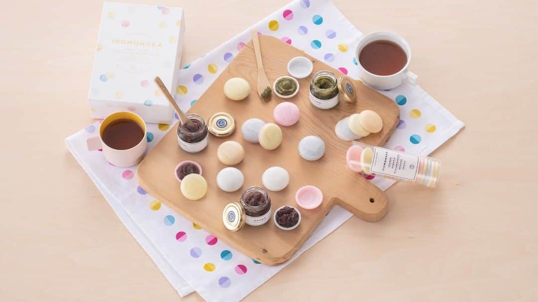 Kawaii.i Welcome to the world of Tokyo's hottest trend♡ Share KAWAII to the world!のインスタグラム：「🍰Nope, these aren't macarons.  They're traditional Japanese sweets called monaka crafted with a  modern twist. You can get them at @tsuruya.yoshinobu_wagashi, a confectionary store in Kyoto that has been around since 1803!  Choose from three different kinds of bean paste to sandwich between the wafers.  Shop name: Tsuruya Yoshinobu Address:  Nishifunahashi-cho, Imadegawadori Horikawanishiiru, Kamigyo-ku, Kyoto 602-8434 Nearest Station: 10 minutes on foot from subway Imadegawa Station HP: https://www.tsuruyayoshinobu.jp/  Click on the profile link for the video!! (FREE) @kawaiiiofficial  Check out Kawaii International "Clean and Kawaii: Have Fun Cleaning Up!” for more details! ↓ 25:58 MOGU-MOGU Time  #tsuruyayoshinobu #sweets #monaka #redbeanpaste #colorful #Kyoto #kawaii #gifts」