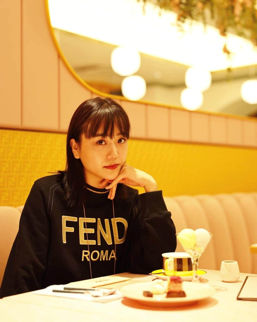 松井愛莉さんのインスタグラム写真 - (松井愛莉Instagram)「FENDI CAFFEにお邪魔してきました お店もコーヒーも全て可愛かった❤️  @fendi #fendicafe #anniversairecafe  #omotesando」11月27日 20時13分 - airi1226_official