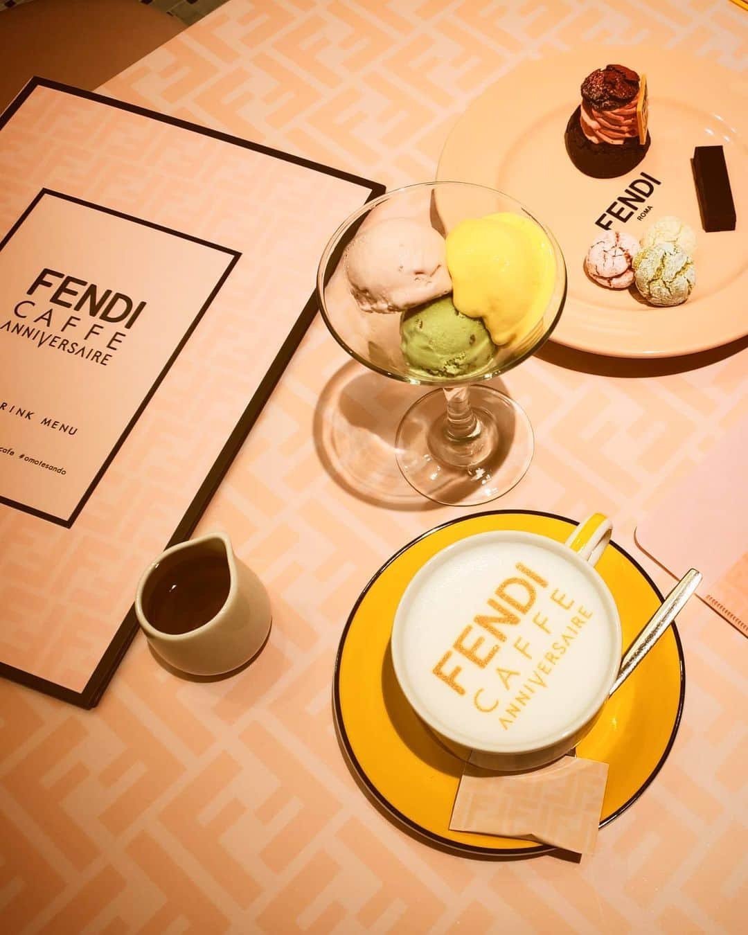 松井愛莉さんのインスタグラム写真 - (松井愛莉Instagram)「FENDI CAFFEにお邪魔してきました お店もコーヒーも全て可愛かった❤️  @fendi #fendicafe #anniversairecafe  #omotesando」11月27日 20時13分 - airi1226_official