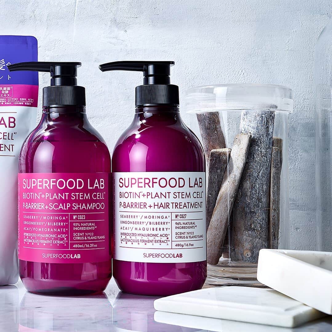 SUPERFOOD LABのインスタグラム：「ecoなリフィルも🌱 ・ SUPERFOOD LAB（スーパーフードラボ）のシャンプー＆トリートメントは、全てのシリーズで『詰め替えリフィル』をご用意しております。 ・ ・ 詰め替える時に気を付けるポイントは、ボトルとポンプをキレイしっかりに洗う事。次に、水気が完全になくなるまで乾燥させる事。 ・ この2点がとても大切です🤗 ・ ・ ポンプ部分は、すぐに乾かないのでボトルを2セット用意して、片方を使用している間に片方を乾かしたり、ポンプ部分の水分を早く取り除くためにエアダスターを使っているという方もいるそうです！ ・ ・ #スーパーフードのある日常﻿ #superfoodlab #スーパーフードラボ」