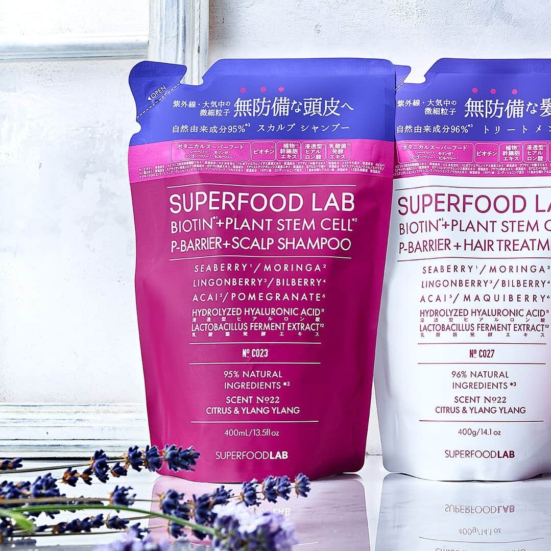 SUPERFOOD LABのインスタグラム：「ecoなリフィルも🌱 ・ SUPERFOOD LAB（スーパーフードラボ）のシャンプー＆トリートメントは、全てのシリーズで『詰め替えリフィル』をご用意しております。 ・ ・ 詰め替える時に気を付けるポイントは、ボトルとポンプをキレイしっかりに洗う事。次に、水気が完全になくなるまで乾燥させる事。 ・ この2点がとても大切です🤗 ・ ・ ポンプ部分は、すぐに乾かないのでボトルを2セット用意して、片方を使用している間に片方を乾かしたり、ポンプ部分の水分を早く取り除くためにエアダスターを使っているという方もいるそうです！ ・ ・ #スーパーフードのある日常﻿ #superfoodlab #スーパーフードラボ」