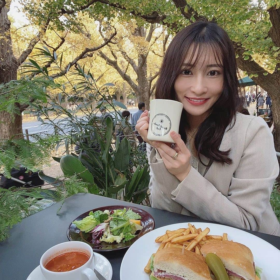 浦田直佳のインスタグラム：「. 銀杏並木見ながらテラスランチ🍽🍁 お昼はいいけど夕方以降は寒いね . #青山カフェ #青山一丁目 #青山ランチ  #外苑前 #外苑前ランチ #外苑前カフェ  #表参道ランチ #表参道カフェ  #テラス席 #テラスランチ #お洒落ランチ  #銀杏並木 #外苑前いちょう並木  #カフェ巡り #カフェスタグラム #お洒落カフェ  #カフェ好きな人と繋がりたい #美容好きな人と繋がりたい  #followｍe  #看護師 #美容看護師 #ミスコン」