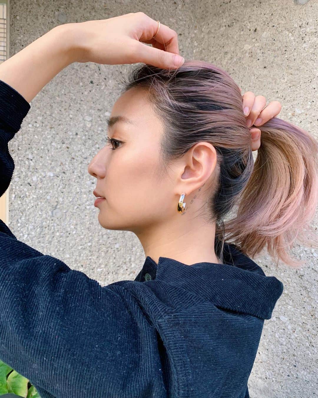 のインスタグラム：「GOLD×SILVER アクセサリーはいつもミックス。 ピアス左耳は1つしかあいてないから ゴールドとシルバーのドッキングは嬉しい☺︎」