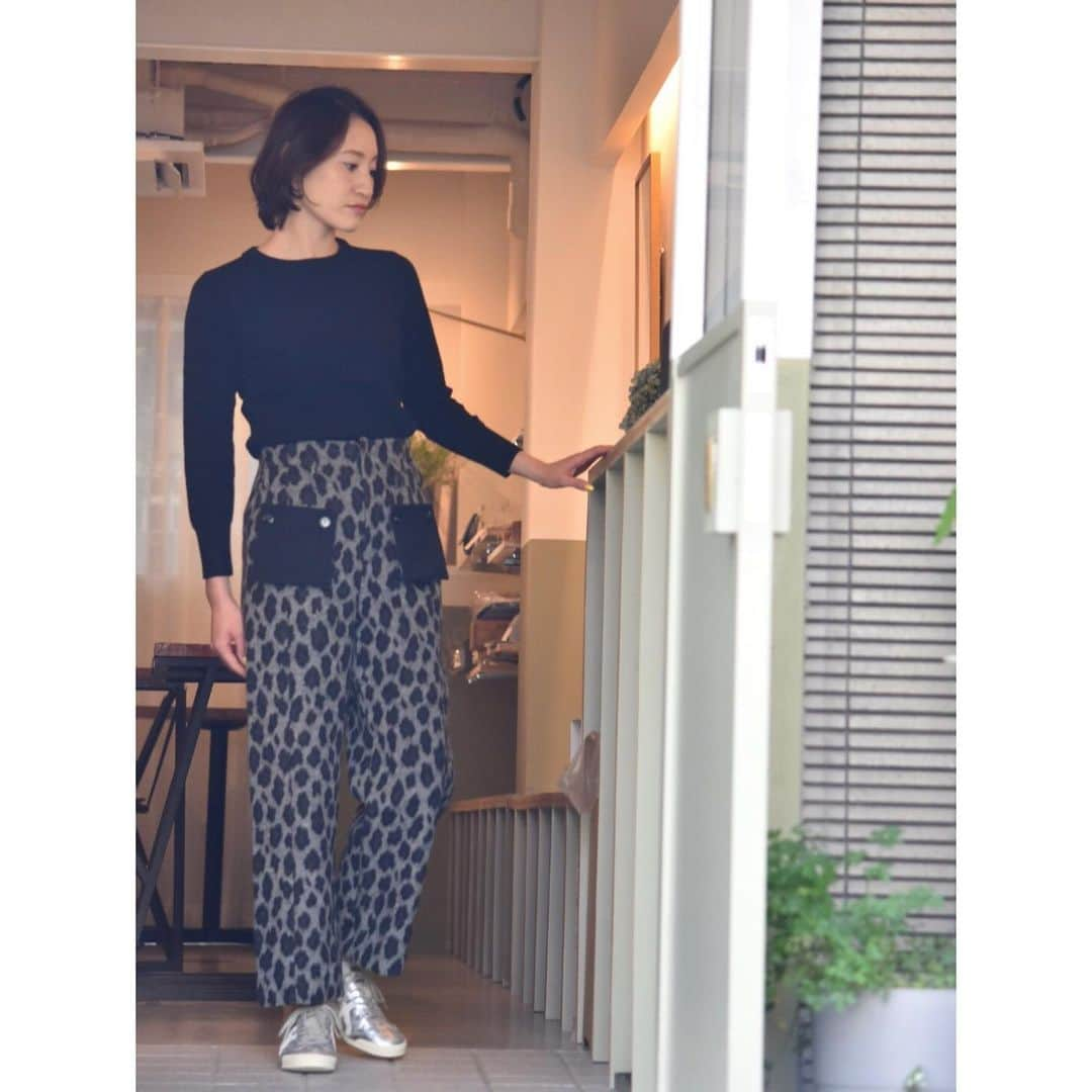 ネイビー ウォさんのインスタグラム写真 - (ネイビー ウォInstagram)「LEOPARD🐆Pants﻿ がNet-shop限定でご覧いただけます。﻿ ﻿ NAVY.WOのオリジナルプリントにはたびたび登場するアニマルシリーズのイラストレーションですが、今回は小さな巾着に🐆のイラストをプリントし、パンツと同じテキスタイルのベルトが入ったsetになっています。﻿ ﻿ 無地のトップスやコートのスパイスアイテムに﻿ Leopard柄パンツを🐆﻿  Providing a shooting location CHILT CAFESTAND & CRAFT Setagaya Ku Okusawa 7cyome  ﻿ #jiyugaoka#navywo#madeinjapan#tokyobrand#n20kb329#fw20#ネイビーウォ#自由が丘店#レオパード柄」11月27日 20時23分 - navywo