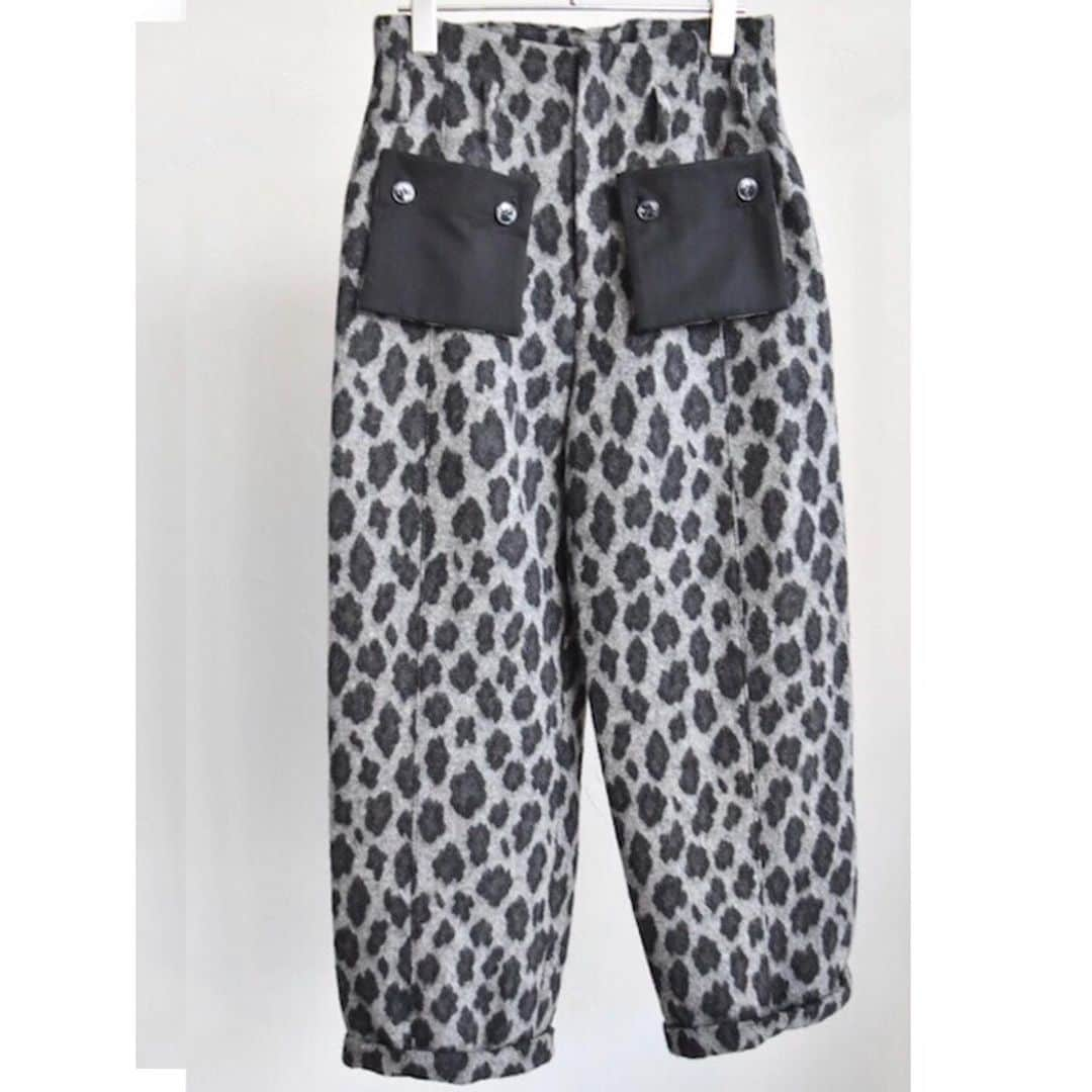 ネイビー ウォさんのインスタグラム写真 - (ネイビー ウォInstagram)「LEOPARD🐆Pants﻿ がNet-shop限定でご覧いただけます。﻿ ﻿ NAVY.WOのオリジナルプリントにはたびたび登場するアニマルシリーズのイラストレーションですが、今回は小さな巾着に🐆のイラストをプリントし、パンツと同じテキスタイルのベルトが入ったsetになっています。﻿ ﻿ 無地のトップスやコートのスパイスアイテムに﻿ Leopard柄パンツを🐆﻿  Providing a shooting location CHILT CAFESTAND & CRAFT Setagaya Ku Okusawa 7cyome  ﻿ #jiyugaoka#navywo#madeinjapan#tokyobrand#n20kb329#fw20#ネイビーウォ#自由が丘店#レオパード柄」11月27日 20時23分 - navywo