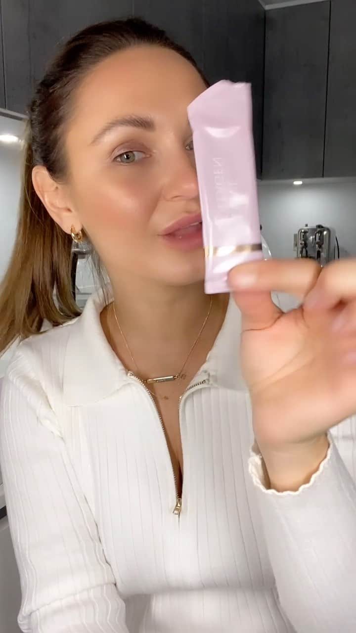 サム・フェアーズのインスタグラム：「Hey guys, our unique formula has 8500mg of premium liquid marine collagen, hyaluronic acid & aloe vera juice 👌💕 by drinking @revivecollagen it decreases the speed of ageing by stimulating the creation of collagen & hyaluronic acid in our bodies. The aloe vera juice works as an anti inflammatory & is super hydrating so is great for acne prone and dry skin. Q&A tonight on my page 🥰 have a lovely day everyone! yay! It’s the weekend 😘 use code REVIVE25」