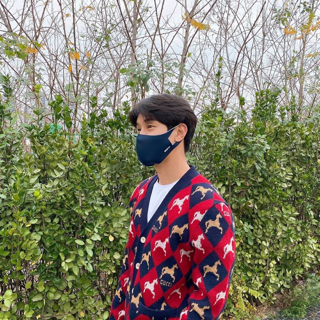Lee Si-gangのインスタグラム：「제가  이번#12월12일저녁7시 ❣ 크리스마스  기념 온라인 팬미팅을 하게되었습니다 .✌ 코로나가 심각하기때문에, 비대면 온라인으로진행하게되었습니다. 노래도불러드리구, 이야기도하고 메이킹영상  등등  행복한시간만들고자 열심히준비하고있습니다  많은분들이 신청해주시고 함께즐거운시간보냈으면좋겠어요! 자세한건 저의 인스타그램 프로필 상단에 링크를걸어둘게요❣  日本の皆さん❣12月12日7時 僕が今年最後の クリスマス記念オンライン コンサートをすることになりました。コロナのことでオンラインになりますが 歌や特別な映像、お話 いろんなことを準備してる から、ぜひたくさんの皆さんが参加してほしいです 詳しいことはぼくのインスタにはっておきます❣  ファンミーティングのスケジュ-ル 販売期間 A)  2020年 11月 27日 午前10時から 2020年 12月 15日 午後11時 B)  2020年 11月 27日 午前10時から 2020年 12月 12日 午後8時 티켓 예매처  https://purplecontents.zaiko.io/e/leesikang」