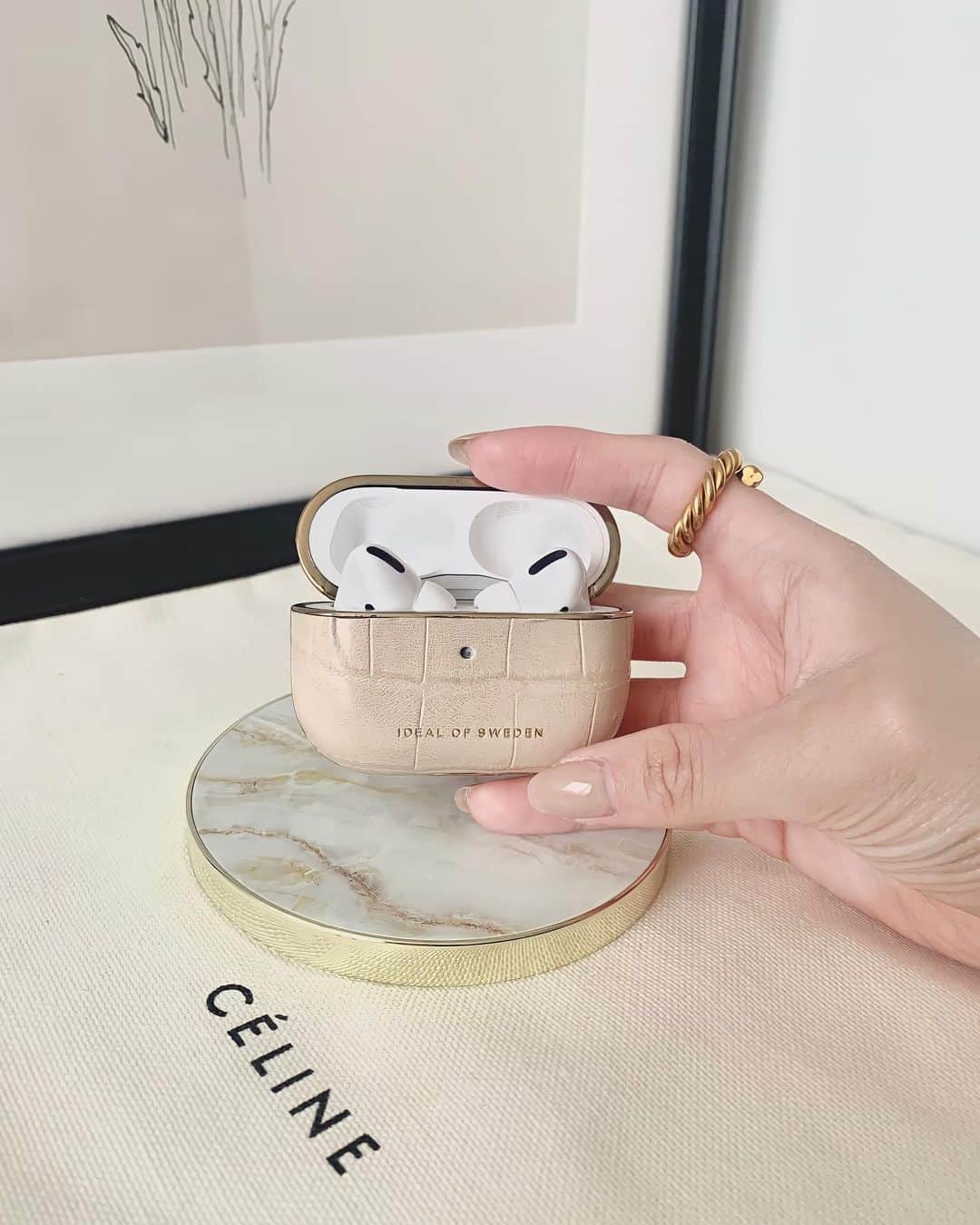 Lilmeのインスタグラム：「念願のAirPods pro🎧🤲🏻🤎  そしてケースと充電器は@iDealOfSweden にしました🌿 自分らしくカスタマイズ出来るし、充電器も自分の部屋の雰囲気に合わせてインテリアとして飾れるのが良かった💫  @iDealOfSweden はスマホアクセサリーをメインに展開してるブランドで、アイテムのほとんどがマグネット式になっているから 自分らしくその時の気分によってカスタマイズできるんた！  動物愛護・フェアトレード・寄付・梱包資材100%リサイクル・有害プラスチックの不使用で環境に優しいブランドってのもいいポイント！  今回、ブラックフライデー セールを実施していて、サイト上では50％OFFのセールが実施されます！そしてこちらのクーポンコードを利用いただくと更に5% OFFでお買い物ができるみたいです🌝💕✨  来週あたりiPhone12proに変えるからまたケースも探さないと🤔！  有効期限は11/23~11/30までとなります。 【クーポンコード】lilme_official5  #idealofsweden#iPhonecase#AirPods#pr#iPhone12#caseiPhone#AirPodsケース#AirPodspro」
