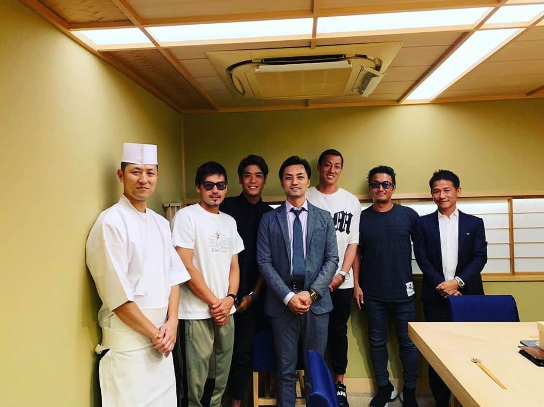 松井大輔さんのインスタグラム写真 - (松井大輔Instagram)「昨年のご飯会。お寿司  今年は全然行けてない。 早くみんなで ご飯とか食べたいなぁ  #osushi  #tokyo #lastyear  #restaurant  #寿司 #レストラン #まぐろ #いくら #うに #美食 #food #dinner  #食べたいなあ」11月27日 20時28分 - matsuidaisuke_official