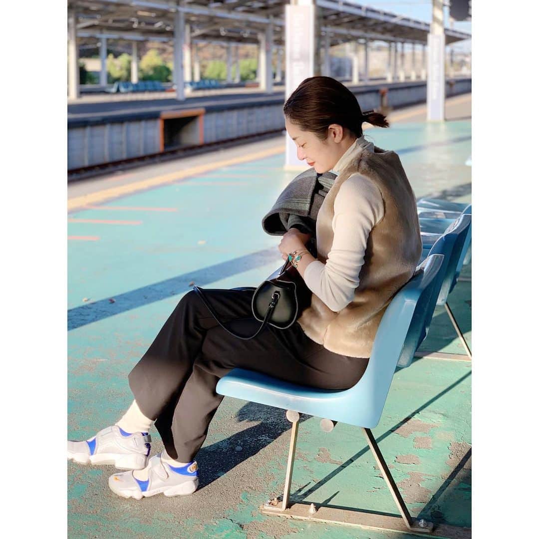 川島幸恵さんのインスタグラム写真 - (川島幸恵Instagram)「🧸🧸🧸﻿ ﻿ 今週もお疲れ様でした🌝💫﻿ ﻿ ﻿ #SHENERY_official﻿ #pants #SHENERY﻿ #coat #tela﻿ #bangls #harpo #bag #yahki﻿ #shoes #nike #airrift﻿ #fashion #styling」11月27日 20時30分 - sachie118