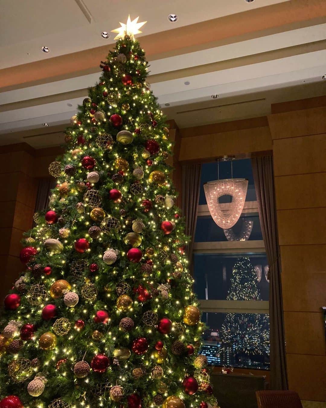 The Ritz-Carlton, Tokyoのインスタグラム：「本日、ザ・ロビーラウンジの大きな#クリスマスツリー が点灯いたしました🎄✨ 天井高8メートルの空間を彩るクラシックなクリスマスツリーの下で、是非フェスティブアフタヌーンティーをお楽しみください🍰 クリスマスツリーは、12月25日(金)までご覧いただけます😉  The festive season kicks off in The Lobby Lounge today – with our special #Christmas Tree lights turned on🎄 Enjoy views of our classic Christmas tree while tucking into a Festive Afternoon Tea spread☕️ The Christmas Tree is on display until December 25💚 #RitzCarltonTokyo #RCMemories」