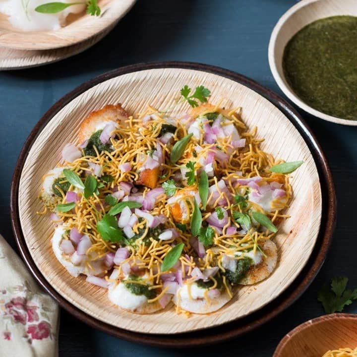Archana's Kitchenさんのインスタグラム写真 - (Archana's KitchenInstagram)「Idli Chaat, a unique dish that is best to make if you want to use any leftover idlis from the breakfast. Turn them into spicy, tangy, chaat for your evening snack or as an appetizer for lunch.  Get the recipe from the smart.bio link in my profile @archanaskitchen . . . . . . . . . #recipes #easyrecipes #snacks #teatime #teatimesnacks #sandwich #bombaysandwich #archanaskitchen #healthyeating #highprotein #eatfit #cooking #food #healthyrecipes #foodphotography #recipeoftheday #comfortfood #deliciousfood」11月27日 20時30分 - archanaskitchen