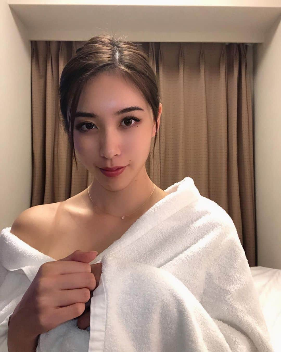 CHIAKIさんのインスタグラム写真 - (CHIAKIInstagram)「🛀🤍🤍 お家にバスローブ欲しい🥺 . #new #cyberjapan #サイバージャパン #新人 #cjd_chiaki」11月27日 20時34分 - cjd_chiaki