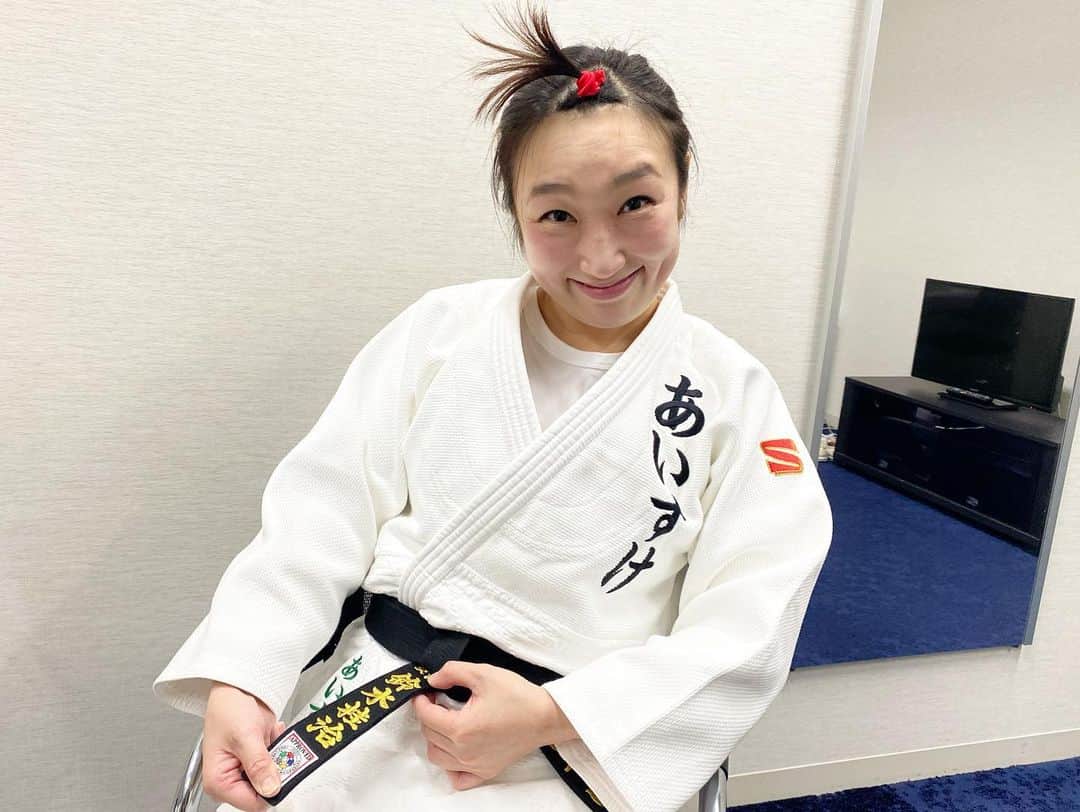 テレビ東京「柔道」さんのインスタグラム写真 - (テレビ東京「柔道」Instagram)「世紀の一戦まであと16日‼️ 元強化選手で現在は柔道芸人として活躍する #あいすけ さんがテレビ東京に😆 @aisuke.aokiai   ご自身の経験や、取材を通して感じてきたこと、 この一戦の重みを柔道愛たっぷりに語って下さいました🙌  その模様は後日、 #テレビ東京スポーツ  公式 #YouTubeチャンネル でお伝えします🙌  #鈴木桂治 さんからいただいたという帯をしめて 口にしたのは、、、 ・ ・ ・ ・ 「私は #井上康生 さん派ですけどね☺️」  #テレビ東京 #柔道 #tvtokyo #judo #tokyo2020  #娘_  #Youtube  #プリッとChannel #竹﨑由佳 #テレビ東京アナウンサー @yuka_bambooo  ⚡️⚡️⚡️⚡️⚡️⚡️⚡️⚡️⚡️ テレビ東京系列で生中継‼️ #12月13日 #午後4時から #東京五輪男子66キロ級代表内定決定戦 #丸山城志郎 vs #阿部一二三　 #ネット生配信も #1213onematch」11月27日 20時34分 - tvtokyo_judo