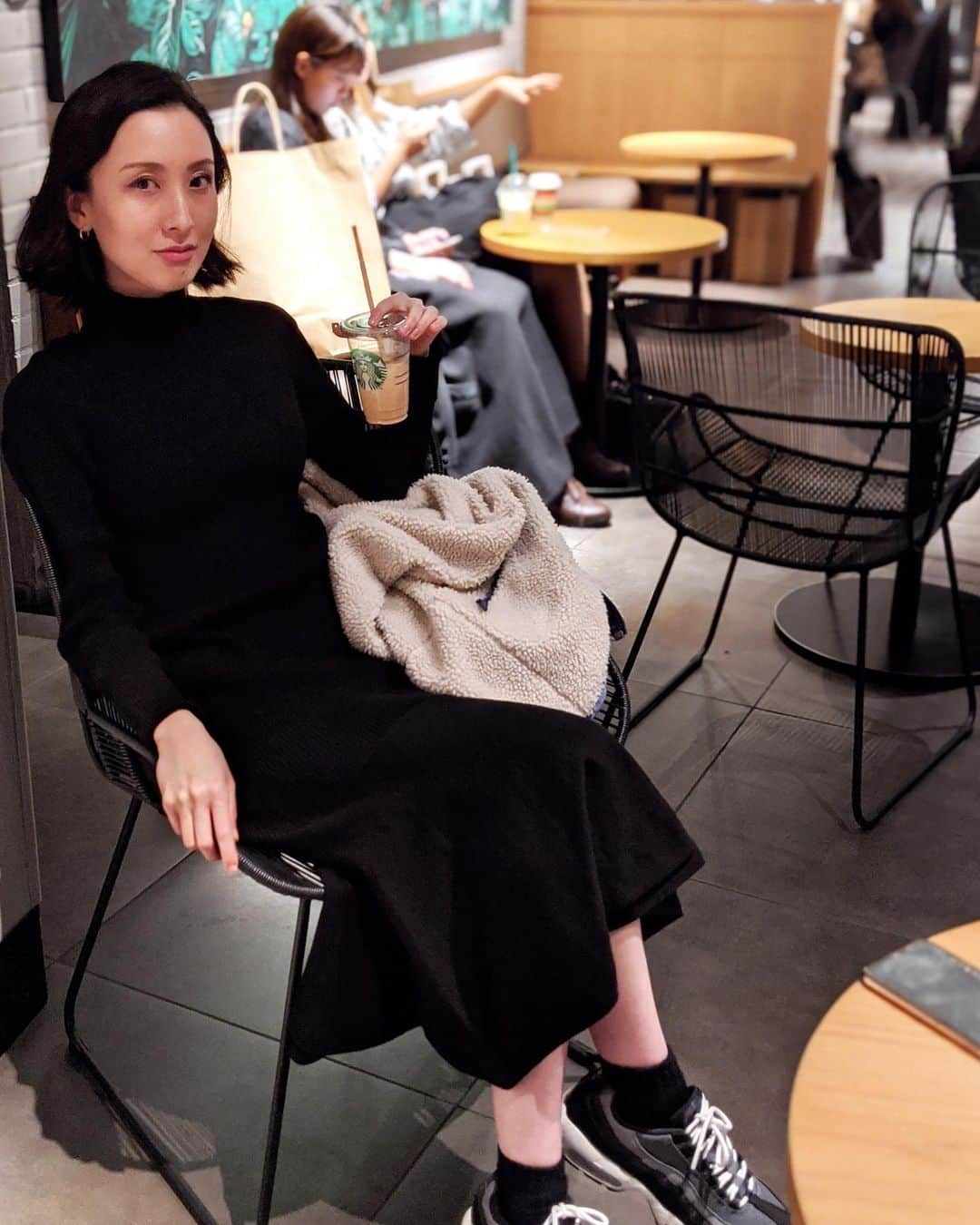 前田紀至子のインスタグラム：「ソーシャルディスタンスめにお茶。  髪を巻いてふんわりメイクにしたらガールフレンドに褒めて貰えて嬉しかったな。  アイシャドウは先日ローラから限定で発売されたプリマ バレリーナ ミニ アイシャドウ パレット、そしてファンデーションはディエム クルールから来年3月1日に発売となる新カラーブレンドファンデーション。 こちら、塗れば塗るほど肌が光と透明感を湛える（のでひたすら塗りたくなってしまう）ような最強のパウダーファンデ。今までのパウダーファンデの1位を軽々と超えてきました。すごい。  そこにトゥーフェイスドのダイヤモンドライト マルチユース ハイライター（今サイトを見たらブラックフライデーならぬピンクフライデー（！）で20%オフでした）とローラのチークをトッピングすれば、マスクの日々でもテンションが上がるメイクが完成。  分かりやすいように3枚目に無加工色編集無しのヨリを載せてみたので雰囲気が伝わると嬉しいです。  #akte#アクテ#ローラメルシエ#ルージュエルメス#toofaced#トゥーフェイスド#虹色ファンデ」