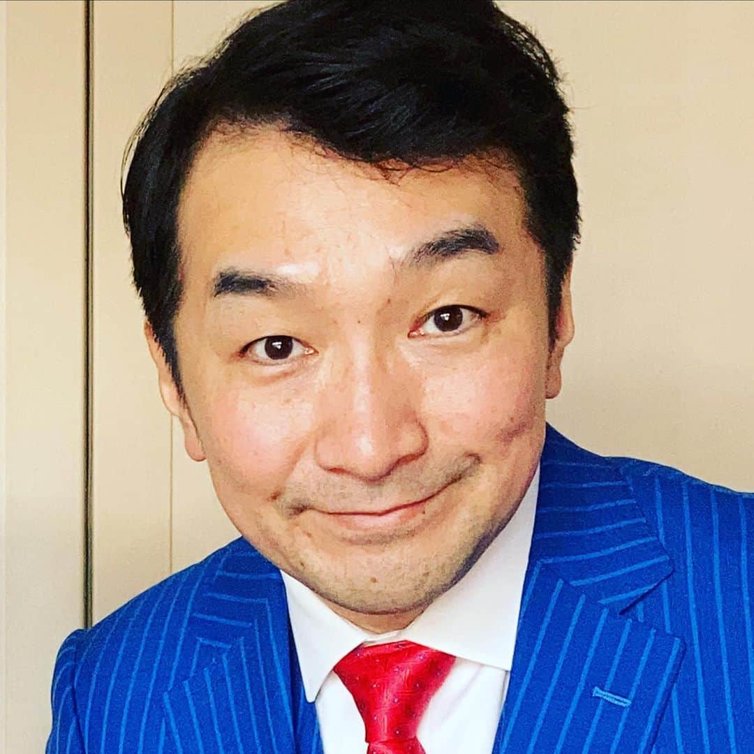 池田鉄洋のインスタグラム：「幼稚園への提出書類に貼る写真のためにかなりいいスーツに袖を通してみたのだが、溢れ出るU字工事感。  #敬称略ですみません#U字工事さん#ファンです#凄く上等なスーツ#おそらくU字工事さんのスーツも高いと思われる」