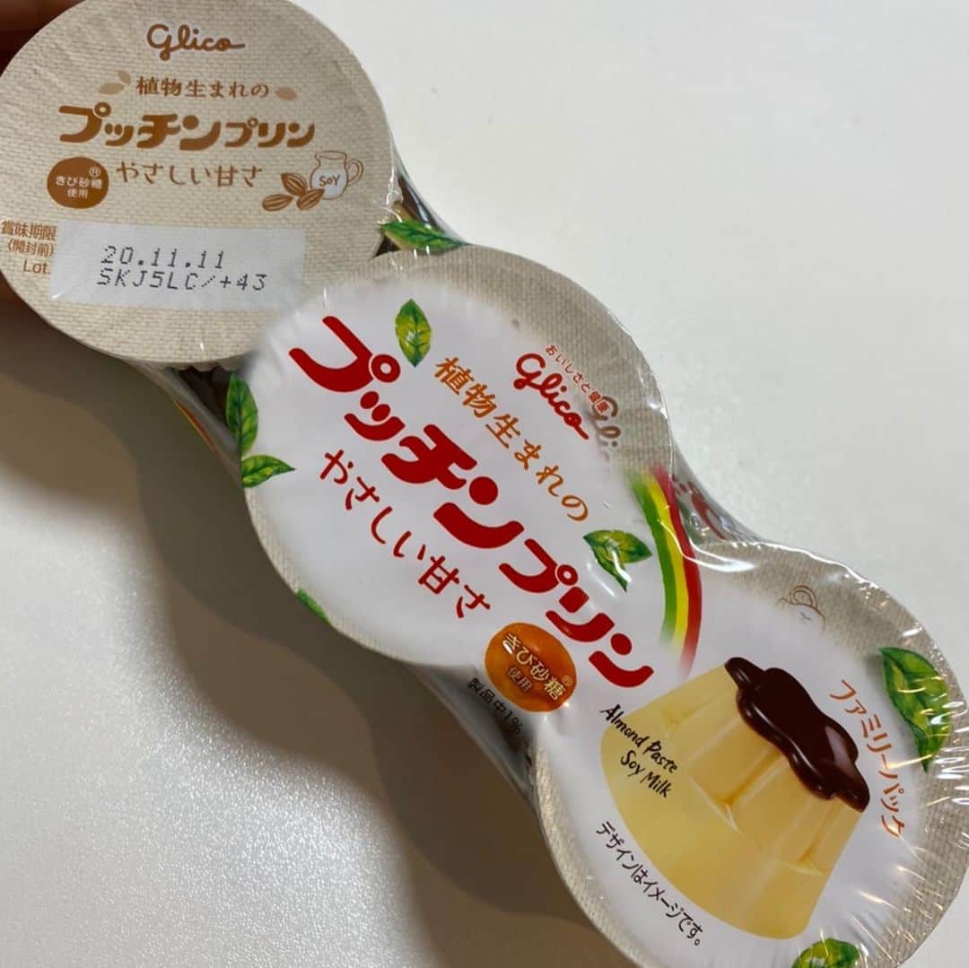 永田明華さんのインスタグラム写真 - (永田明華Instagram)「子供達が大好きなプッチンプリンから植物生まれのプッチンプリンが新発売されました🍮  動物原料は使用していなくて、植物原料から作られる「きび砂糖」を使用していて、「豆乳」「アーモンドペースト」のコクのある味わいなど、カラダのことを想った「植物性スイーツ」だよ😊  卵・乳不使用でも、プッチンプリンのカスタードのようなおいしさでした！ 甘さも控えめで優しいお味☺️  子供だけでなく、やさしい甘さが大人にもちょうどいい商品です🥰  ファミリーパックのトレイも、環境にやさしい紙を使用しているよ😊  子供が食べるものだから、植物性はほんと嬉しい😆  ・ ・ #Glico_PR#植物生まれのプッチンプリン #植物性スイーツ  #プッチンプリン#スイーツ #プリン」11月27日 20時38分 - asukanagata