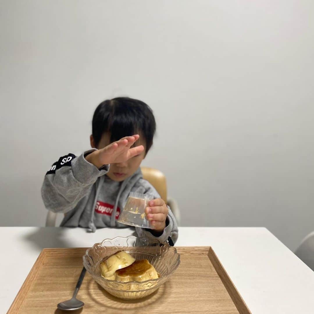 永田明華さんのインスタグラム写真 - (永田明華Instagram)「子供達が大好きなプッチンプリンから植物生まれのプッチンプリンが新発売されました🍮  動物原料は使用していなくて、植物原料から作られる「きび砂糖」を使用していて、「豆乳」「アーモンドペースト」のコクのある味わいなど、カラダのことを想った「植物性スイーツ」だよ😊  卵・乳不使用でも、プッチンプリンのカスタードのようなおいしさでした！ 甘さも控えめで優しいお味☺️  子供だけでなく、やさしい甘さが大人にもちょうどいい商品です🥰  ファミリーパックのトレイも、環境にやさしい紙を使用しているよ😊  子供が食べるものだから、植物性はほんと嬉しい😆  ・ ・ #Glico_PR#植物生まれのプッチンプリン #植物性スイーツ  #プッチンプリン#スイーツ #プリン」11月27日 20時38分 - asukanagata