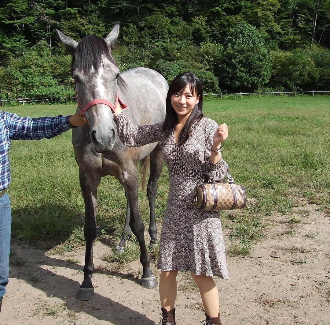 砂岡春奈さんのインスタグラム写真 - (砂岡春奈Instagram)「写真は10年前佐藤牧場を訪れた時の私と…ミンナノアイドルちゃん！！  オグリの血を引く彼女とモーリスという夢の夫婦の仔がミンナノアイドルの2018、その名もレディアイコちゃん！！！ 数いるモーリス産駒の中でも1番デビューを楽しみにしているのです✨✨ まだかなまだかな～♥  同じく楽しみなのが今週のジャパンカップ！ いつも土日の競馬はリアルタイムで見られない事が多いのですが今年の超豪華レースはなんとしてもリアルタイムで見たいと思っていたところ…それ乗り競馬TVさんからお話頂きました😂  29日15時くらいからYouTubeにて、それ乗り競馬TV生配信に出演致します！ ユーマさんと馬券対決です！詳細は番組Twitterや公式ブログをご覧下さい✨✨  #ミンナノアイドル #モーリス #レディアイコ #佐藤牧場 #ジャパンカップ #三冠馬対決 #それのり #それ乗り競馬tv #生配信 #馬券対決 #ユーマ #砂岡春奈」11月27日 20時39分 - isaokaharuna