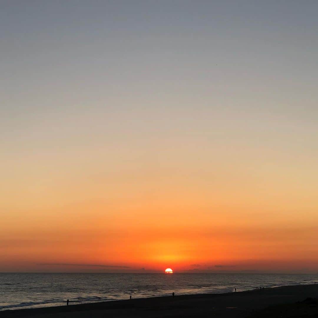 天玲美音さんのインスタグラム写真 - (天玲美音Instagram)「心地良い風景〜夕日が沈むまで〜 #絶景  #美音の撮る空 #夕日 #夕陽 #夕焼け #夕暮れ #ocean  #波 #海 #砂浜 #グラデーション #ダレカニミセタイケシキ  #ダレカニミセタイフウケイ  #景色 #風景 #写真 #天玲美音」11月27日 20時39分 - miontenrei