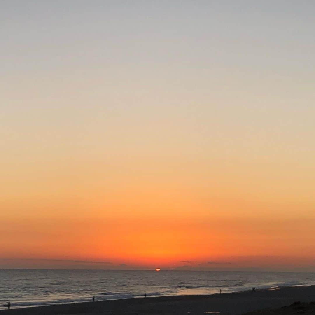天玲美音さんのインスタグラム写真 - (天玲美音Instagram)「心地良い風景〜夕日が沈むまで〜 #絶景  #美音の撮る空 #夕日 #夕陽 #夕焼け #夕暮れ #ocean  #波 #海 #砂浜 #グラデーション #ダレカニミセタイケシキ  #ダレカニミセタイフウケイ  #景色 #風景 #写真 #天玲美音」11月27日 20時39分 - miontenrei