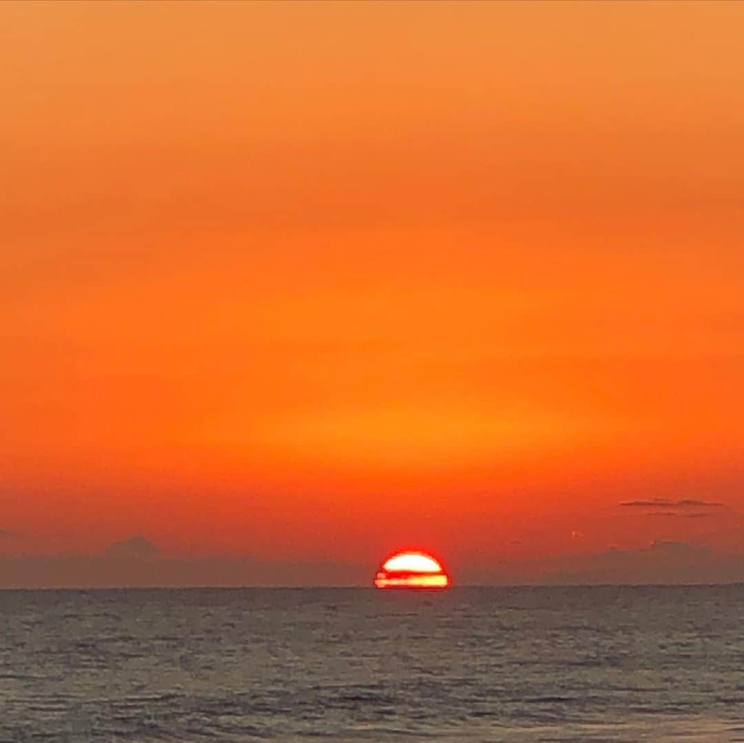 天玲美音さんのインスタグラム写真 - (天玲美音Instagram)「心地良い風景〜夕日が沈むまで〜 #絶景  #美音の撮る空 #夕日 #夕陽 #夕焼け #夕暮れ #ocean  #波 #海 #砂浜 #グラデーション #ダレカニミセタイケシキ  #ダレカニミセタイフウケイ  #景色 #風景 #写真 #天玲美音」11月27日 20時39分 - miontenrei