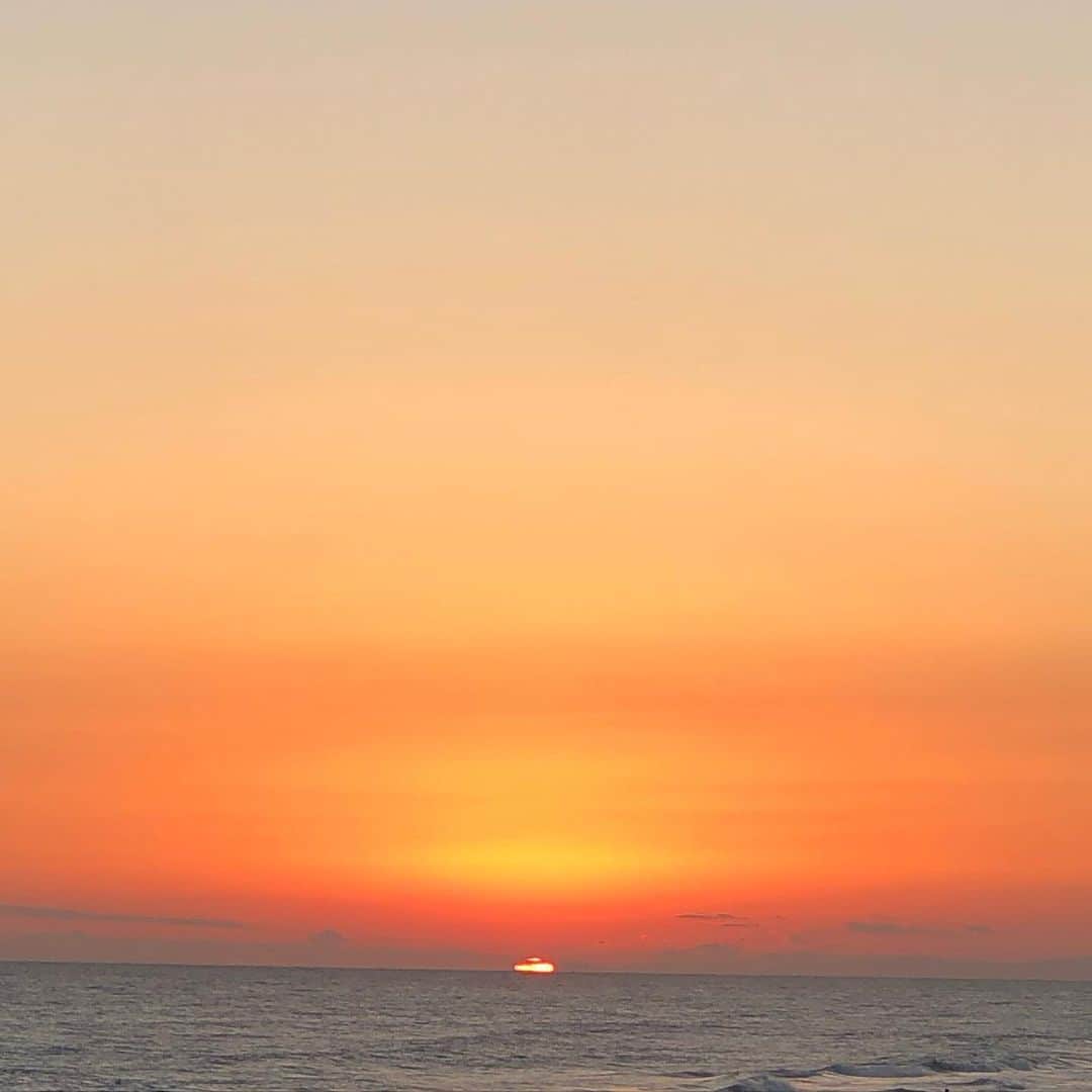 天玲美音さんのインスタグラム写真 - (天玲美音Instagram)「心地良い風景〜夕日が沈むまで〜 #絶景  #美音の撮る空 #夕日 #夕陽 #夕焼け #夕暮れ #ocean  #波 #海 #砂浜 #グラデーション #ダレカニミセタイケシキ  #ダレカニミセタイフウケイ  #景色 #風景 #写真 #天玲美音」11月27日 20時39分 - miontenrei