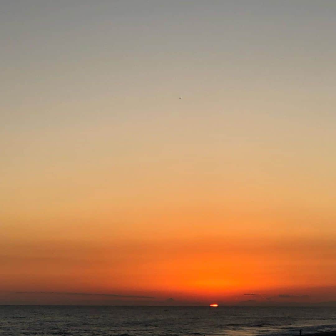 天玲美音さんのインスタグラム写真 - (天玲美音Instagram)「心地良い風景〜夕日が沈むまで〜 #絶景  #美音の撮る空 #夕日 #夕陽 #夕焼け #夕暮れ #ocean  #波 #海 #砂浜 #グラデーション #ダレカニミセタイケシキ  #ダレカニミセタイフウケイ  #景色 #風景 #写真 #天玲美音」11月27日 20時39分 - miontenrei