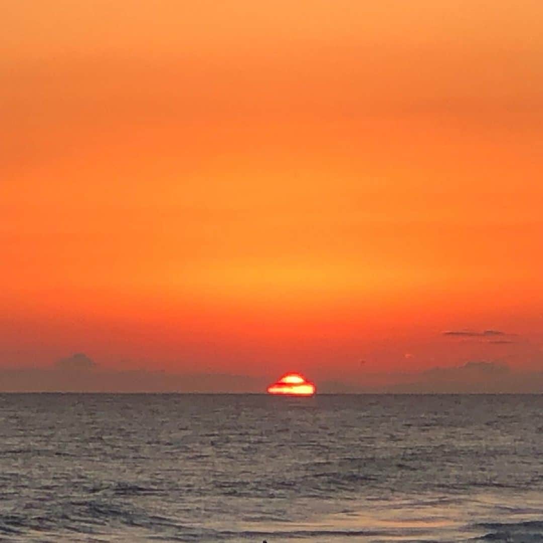 天玲美音さんのインスタグラム写真 - (天玲美音Instagram)「心地良い風景〜夕日が沈むまで〜 #絶景  #美音の撮る空 #夕日 #夕陽 #夕焼け #夕暮れ #ocean  #波 #海 #砂浜 #グラデーション #ダレカニミセタイケシキ  #ダレカニミセタイフウケイ  #景色 #風景 #写真 #天玲美音」11月27日 20時39分 - miontenrei