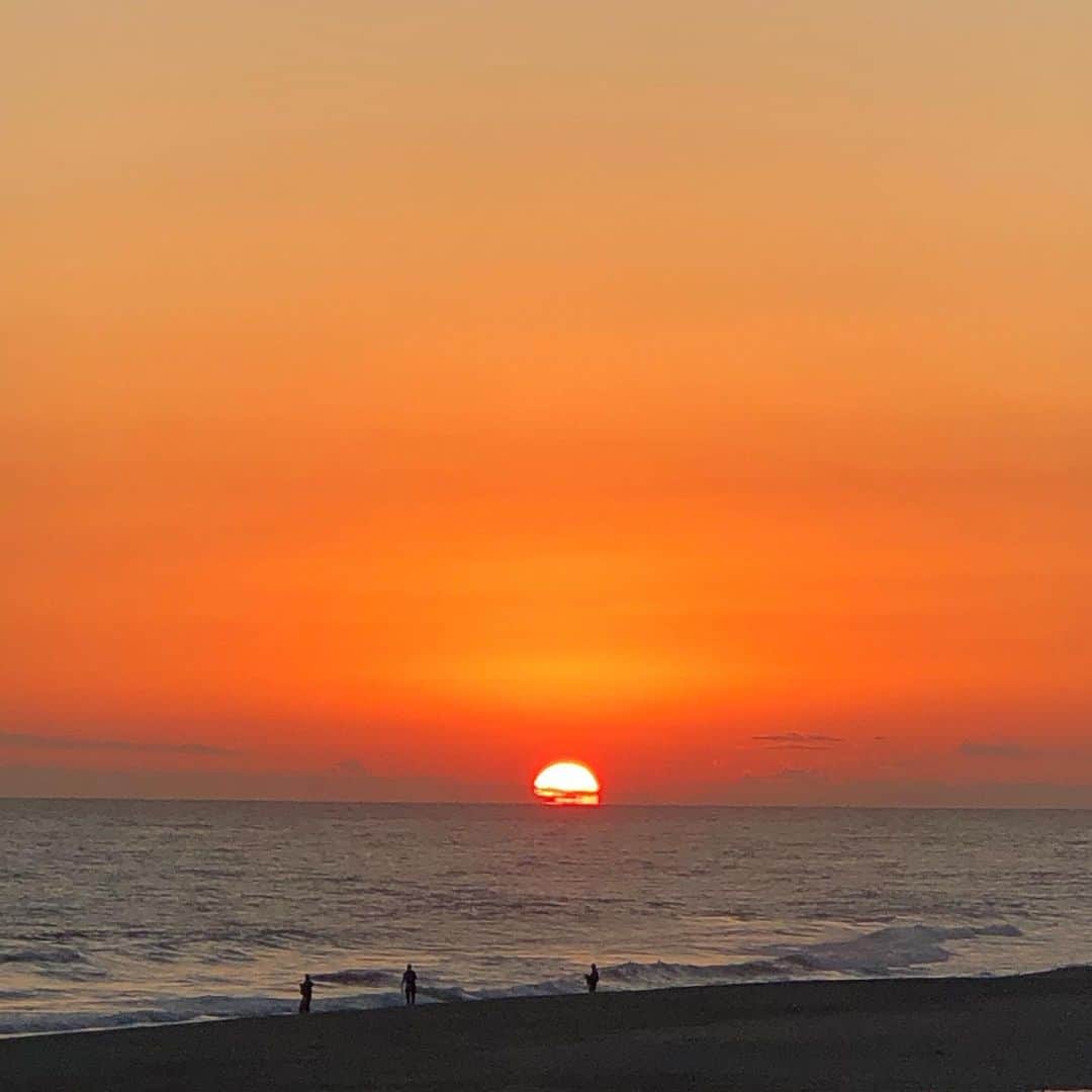 天玲美音さんのインスタグラム写真 - (天玲美音Instagram)「心地良い風景〜夕日が沈むまで〜 #絶景  #美音の撮る空 #夕日 #夕陽 #夕焼け #夕暮れ #ocean  #波 #海 #砂浜 #グラデーション #ダレカニミセタイケシキ  #ダレカニミセタイフウケイ  #景色 #風景 #写真 #天玲美音」11月27日 20時39分 - miontenrei