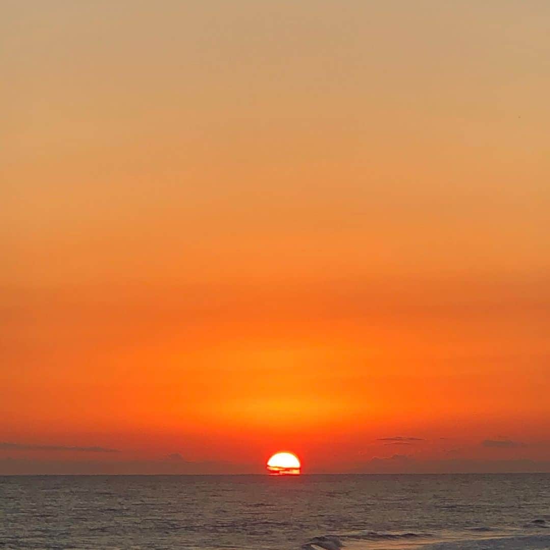天玲美音さんのインスタグラム写真 - (天玲美音Instagram)「心地良い風景〜夕日が沈むまで〜 #絶景  #美音の撮る空 #夕日 #夕陽 #夕焼け #夕暮れ #ocean  #波 #海 #砂浜 #グラデーション #ダレカニミセタイケシキ  #ダレカニミセタイフウケイ  #景色 #風景 #写真 #天玲美音」11月27日 20時39分 - miontenrei