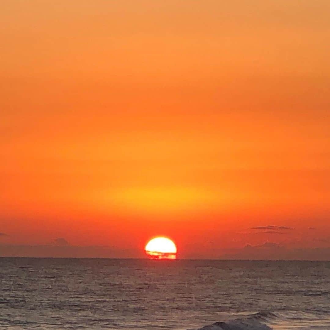 天玲美音さんのインスタグラム写真 - (天玲美音Instagram)「心地良い風景〜夕日が沈むまで〜 #絶景  #美音の撮る空 #夕日 #夕陽 #夕焼け #夕暮れ #ocean  #波 #海 #砂浜 #グラデーション #ダレカニミセタイケシキ  #ダレカニミセタイフウケイ  #景色 #風景 #写真 #天玲美音」11月27日 20時39分 - miontenrei