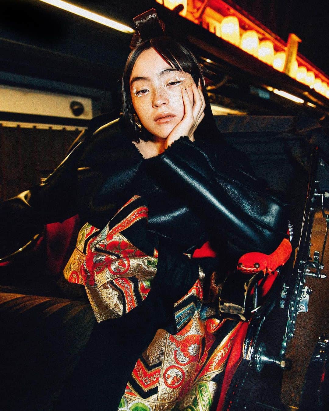 のインスタグラム：「Mouton Crop Top and Geometric Wrap Skirt in @dewmagazine   #leinwande #leinwände #dewmagazine」