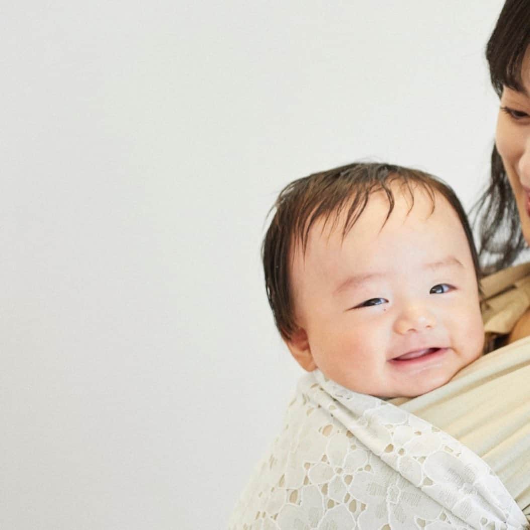 酒元麻衣（まいへー）のインスタグラム：「先日ららぽーと愛知東郷で👶🏻と撮影でした♡撮影では実際にららぽーとのお店で食事したり、ショッピングしたりしました♡ラボエムさん @boheme_aichitogo で食べた明太パスタ🍝もちもちで美味しかった🥺シーザーサラダもとっても美味しかったです🥗ホテルショコラさん @hotelchocolatjp ではホワイトチョコのショコラドリンクを飲みました🥺🤍チョコレートドリンクなのにさっぱりした甘さでとても美味しかったです🤎アルペンアウトドア @alpenoutdoors.flagship.togo は個人的に大好きで夫婦でよく行くのですが、今回の撮影でもキャンプグッズに見入ってしまいました🤣今年テントを買ったのでキャンプ行くのが楽しみです⛺️親子で初めての撮影とてもいい記念になりました♡ららぽーと楽しかったです~🤍🤍 ずっと抱っこ紐で撮影していたのですが心地良くてずっと寝てた👶🏻💤 @wawrap_official ＃ラボエム #ラボエムパスタフレスカ #浅草開花桜 #クリスマスプレゼント #ホテルショコラ #ショコラドリンク #アルペンアウトドアーズ #ダルトン #sponsored」