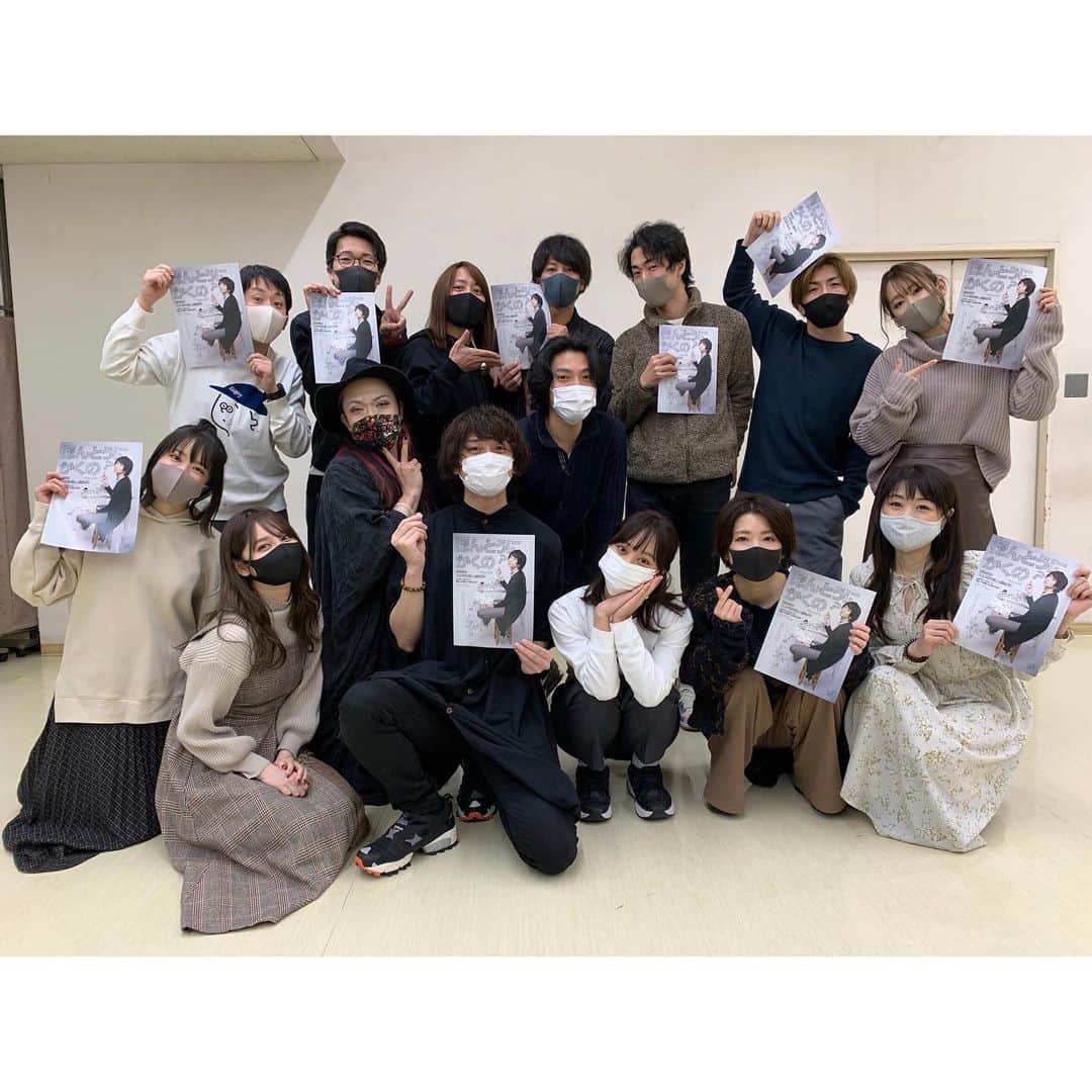 水野愛日のインスタグラム：「#ほんかく  12月23日〜28日に上演されます舞台 #eng  第12回公演｢ほんとうにかくの？｣ の顔合わせにいってきました！  今回はほとんどの共演者さんかお知り合い！ しかも、安心安定の、大好きな俳優さんばかりなので いつもは不安な顔合わせも、どちらかというとワクワク先行で臨めました  もう、いきなり楽しかった！笑  皆さんもれなくそれぞれの道を長く歩んできたベテランさん そんななか、私は私の役割をみつけつつ、楽しんでがんばります  #舞台 #顔合わせ #俳優 #女優 #コメディ大好き #年末のご予定はお決まりですか」