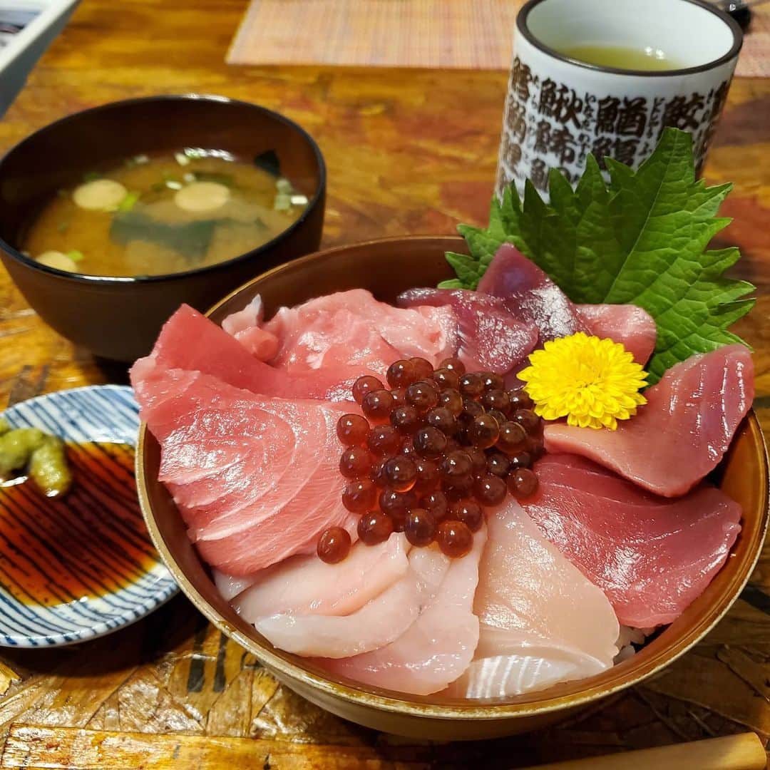 鈴木奈都のインスタグラム：「昼ごはんでございました  #魚料理 #サバヨミキッチン #まぐろ三種丼」