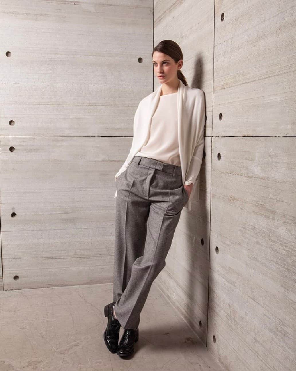 パロンキさんのインスタグラム写真 - (パロンキInstagram)「Nulla diventa più elegante femminilità quanto una sobria semplicità!   ( A. Parronchi ) 😜😜😁😁  Lu - Sa  10 - 12,30. 15,30 -19  ☎️📞📲 334 8330612   O543 758260   #ootd #outfitoftheday #style #fashion #cashmere #cashmerelove #cashmeresweater #cashmerescarf #classyoutfit #classywoman #outfitinspiration #womenswear #womenoutfit #womenshopping #womenfashion #womenstyle #clasdyoutfit #classystyle #italianstyle #italianfashion #menswear #mensfashion #madeinitaly🇮🇹」11月27日 20時51分 - parronchicashmere