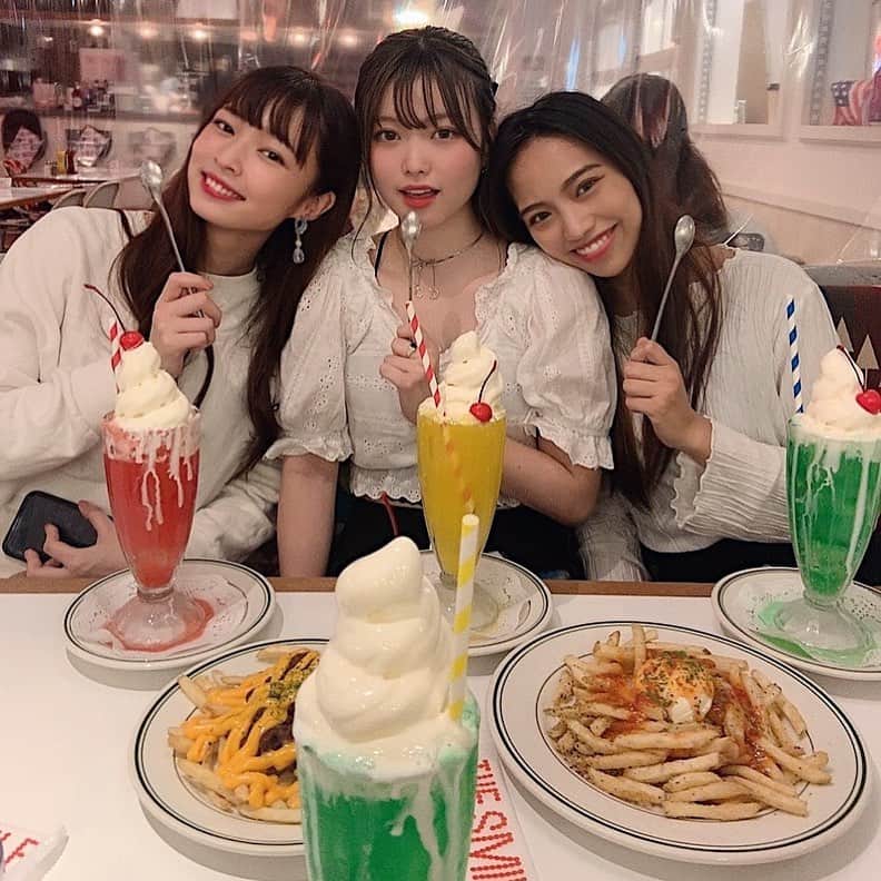 のインスタグラム：「結構前のお気に入り写真🧃🤍 スイートチリポテトって美味しいよね🤤  #新宿カフェ #ミス桜美林  #lineのグループ名 は #プリンセス 👸 #世界一可愛い と言い合う #クリームソーダとシャンデリア 🥤」