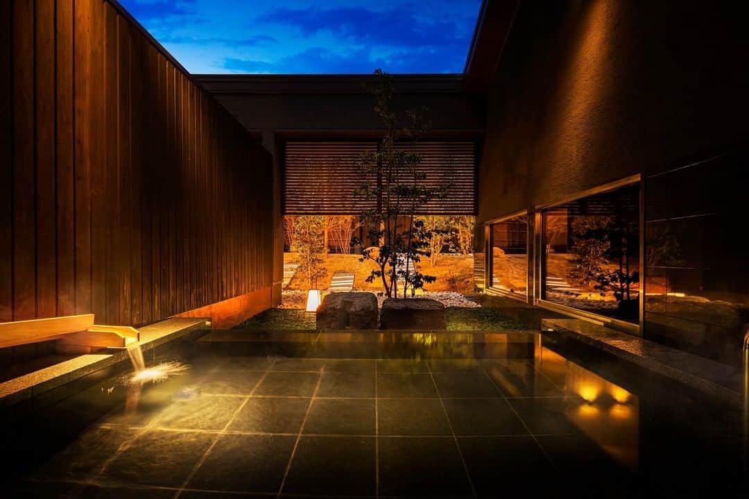 のインスタグラム：「界 長門で楽しめるのは、住吉大明神のお告げにより温泉が発見されたという長門湯本温泉の「神授の湯」。長州藩主も湯治に訪れていたこの湯は、身を浸すだけで汚れを落とし、ジンワリと体を芯から温めてくれる泉質です。  #hoshinoresorts #kainagato #星野リゾート #界長門 #山口県 #長門 #長門湯本温泉 #温泉旅館 #泉質 #湯治」
