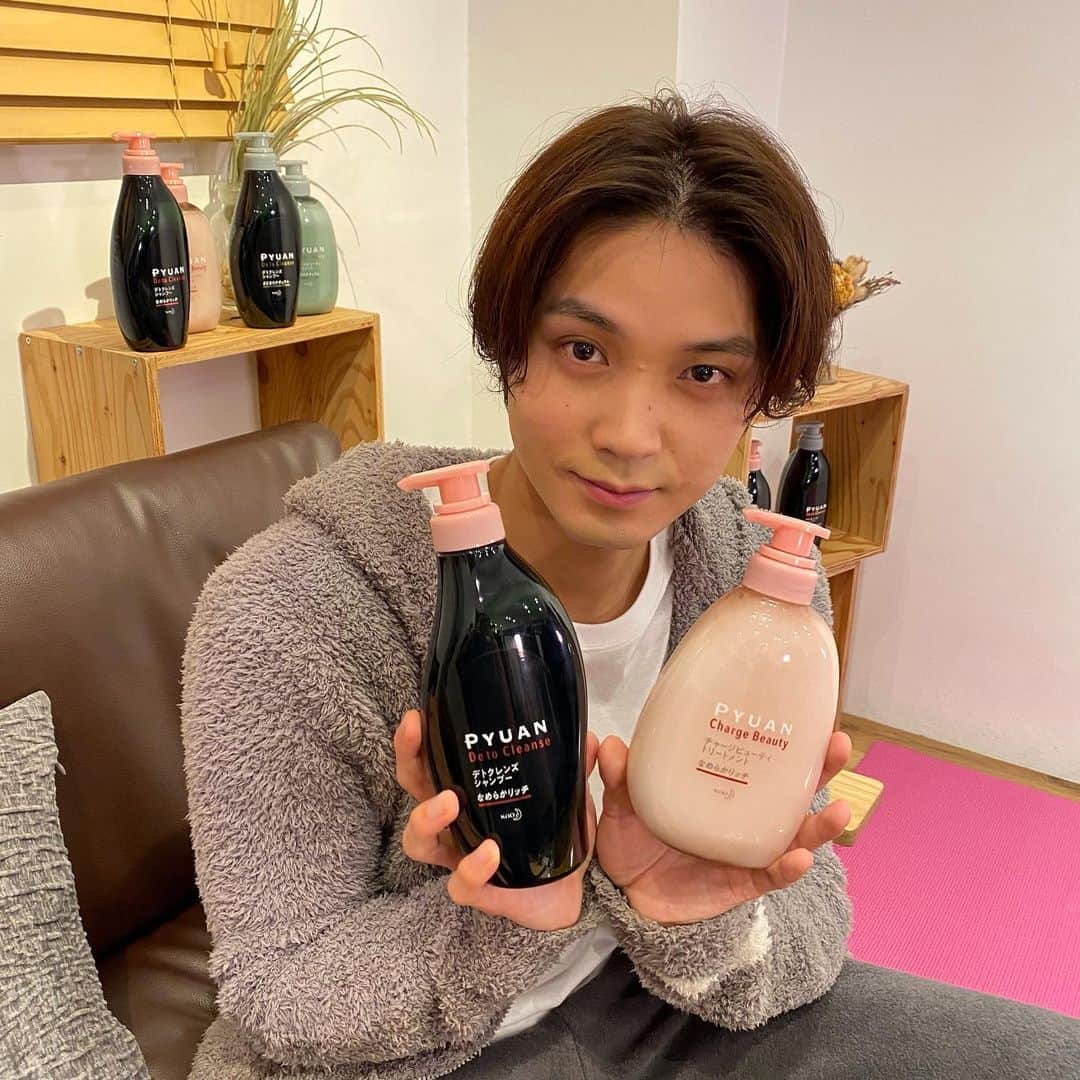 PYUAN_official_jpさんのインスタグラム写真 - (PYUAN_official_jpInstagram)「＼新ピュアン発売記念／磯村勇斗の心かるっとうるっとライブ ご視聴いただきありがとうございました✨ 見れなかったかたは、アーカイブで見れますよー‼️ そして…２枚目みてください♥️大サービスです！  Twitterでは５名様に「#磯村勇斗 さんのサイン入りチェキ」 ＆「新・ピュアン」プレゼントキャンペーン実施中✨ ピュアンのかるくうるおう髪の仕上がりを体感してみてください！ ハズれた人にもWチャンスがありますよー！   ピュアン公式アカウントをフォローして、 ライブ内で発表された#をつけて感想を投稿してくれた人に 抽選でプレゼント！ https://www.kao.co.jp/pyuan/cp/202011_present/  是非たくさん感想をつぶやいてね～♪ Twitterチェックしてください☟ https://twitter.com/PYUAN_official   #ベタパサをかるうる髪に  #混合頭髪 のための #ピュアン」11月27日 12時00分 - pyuan_official_jp