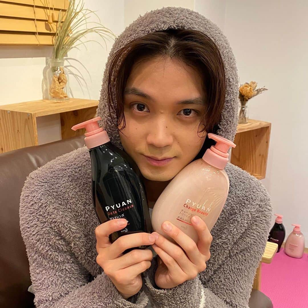 PYUAN_official_jpさんのインスタグラム写真 - (PYUAN_official_jpInstagram)「＼新ピュアン発売記念／磯村勇斗の心かるっとうるっとライブ ご視聴いただきありがとうございました✨ 見れなかったかたは、アーカイブで見れますよー‼️ そして…２枚目みてください♥️大サービスです！  Twitterでは５名様に「#磯村勇斗 さんのサイン入りチェキ」 ＆「新・ピュアン」プレゼントキャンペーン実施中✨ ピュアンのかるくうるおう髪の仕上がりを体感してみてください！ ハズれた人にもWチャンスがありますよー！   ピュアン公式アカウントをフォローして、 ライブ内で発表された#をつけて感想を投稿してくれた人に 抽選でプレゼント！ https://www.kao.co.jp/pyuan/cp/202011_present/  是非たくさん感想をつぶやいてね～♪ Twitterチェックしてください☟ https://twitter.com/PYUAN_official   #ベタパサをかるうる髪に  #混合頭髪 のための #ピュアン」11月27日 12時00分 - pyuan_official_jp