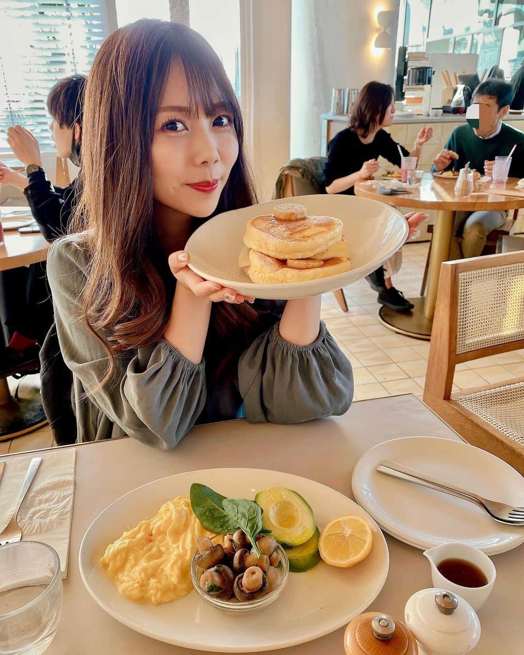 西村季里子のインスタグラム：「・  billsのパンケーキ大好き🥞  ちなみオススメの スクランブルエッグとアボカドと マッシュルームセットも とってもおいしかった🍳🥑💕  前の日からうちに泊まって、 美容院終わりのちなみを迎えに行って ランチしてマッサージ行ってお茶して 生放送終わりのちなみとまた合流して 夜ご飯食べて四六時中一緒にいた🤍  また今日も会えるたのちみ👌🏻  #bills#表参道#パンケーキ#ランチ #スクランブルエッグ#アボカド #マッシュルーム#大好き#美味 #マッサージ#ペア#お泊まり #follow#followｍe」