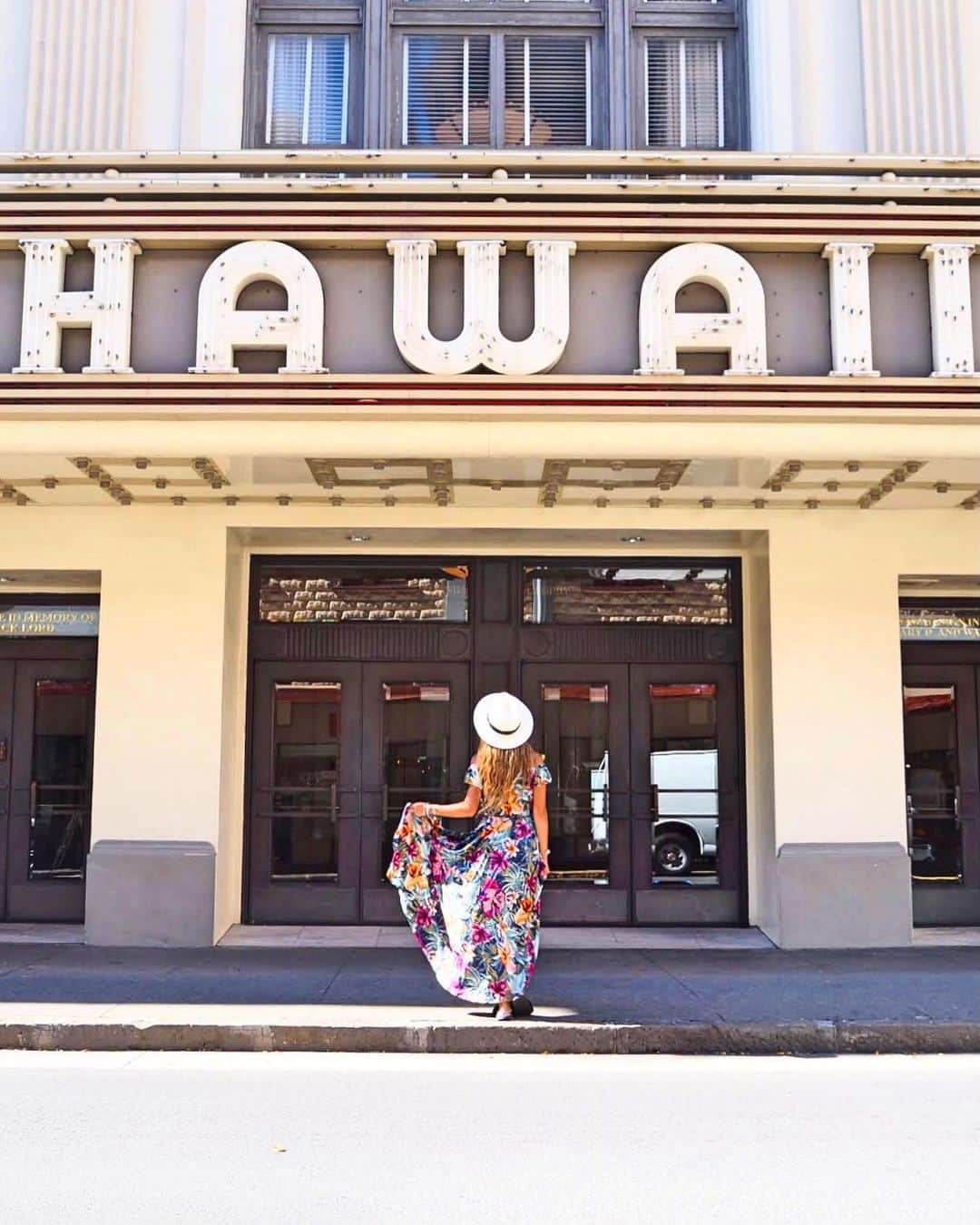 shihoのインスタグラム：「🤍🤍♡🤍🤍 ・ 📍Hawaii Theatre ・ 何度も載せているハワイシアター。 『HAWAII』の文字に きゅんとするだけじゃなく 雰囲気も素敵で大好きなすぽっと♡ 夜は昼とは違う表情を 見せてくれるのも魅力的🥰✨ みんなは昼と夜の雰囲気 どちらがお好き？♡ ・ #hawaii#islandofoahu#oahu#ハワイ#trip #オアフ島#travel#loco_hawaii#travel_jp #funtorip#タビジョ#旅MUSE#genic_travel #genic_mag#たびねす#旅行#genic_hawaii #hawaiitheatre#downtown#oahuhawaii #tabijyomap_hawaii#lealeahawaii#2020」